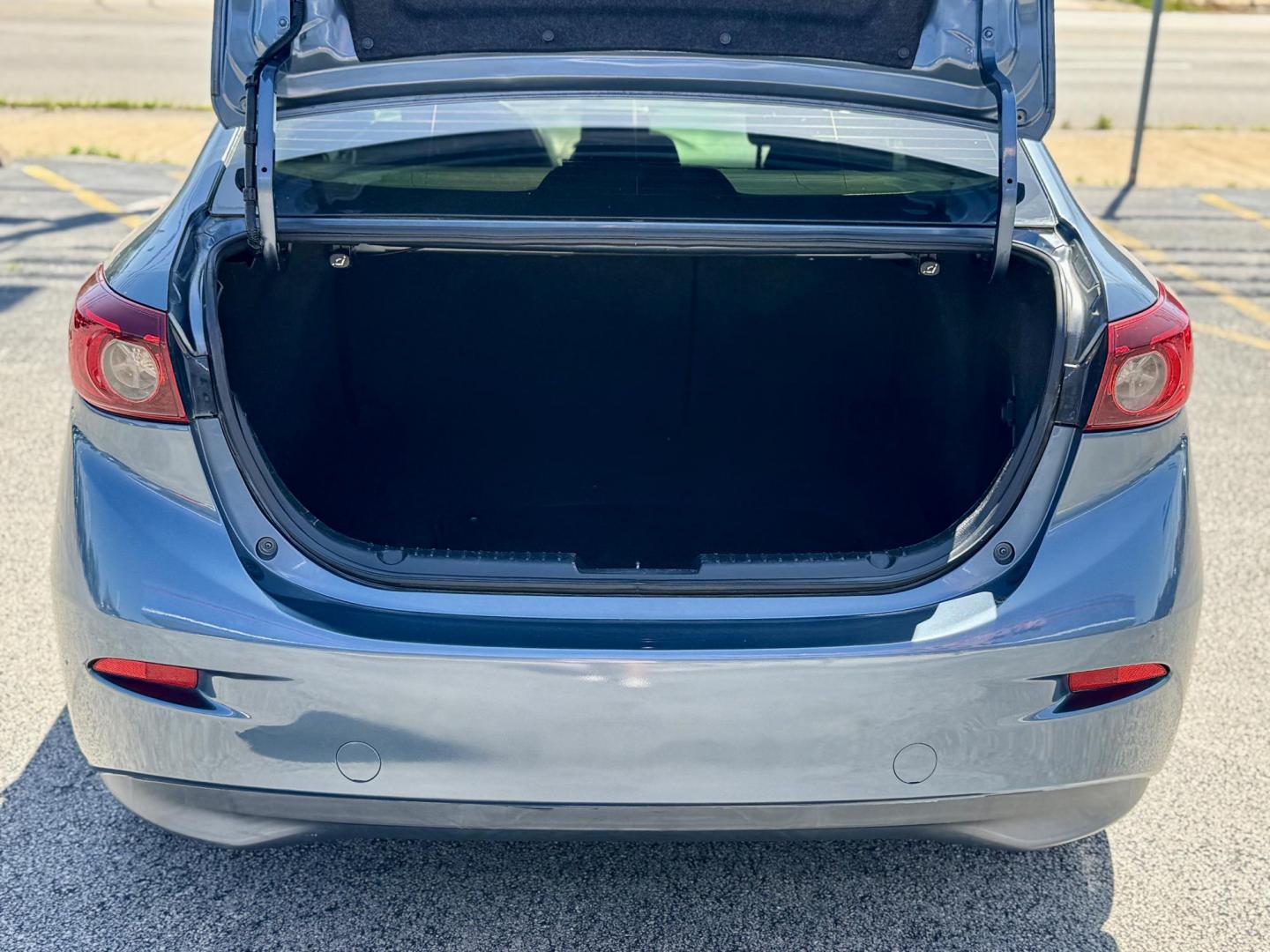 2015 BLUE Mazda MAZDA3 i Sport AT 4-Door (3MZBM1U77FM) with an 2.0L L4 DOHC 16V engine, 6-Speed Automatic transmission, located at 7600 S Western Ave., Chicago, IL, 60620, (773) 918-3980, 0.000000, 0.000000 - Photo#4