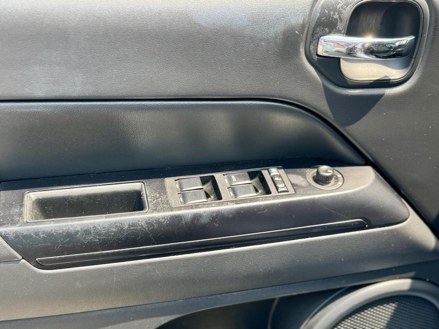 2016 SILVER Jeep Patriot Latitude 2WD (1C4NJPFA9GD) with an 2.0L L4 DOHC 16V engine, located at 7600 S Western Ave., Chicago, IL, 60620, (773) 918-3980, 0.000000, 0.000000 - Photo#11