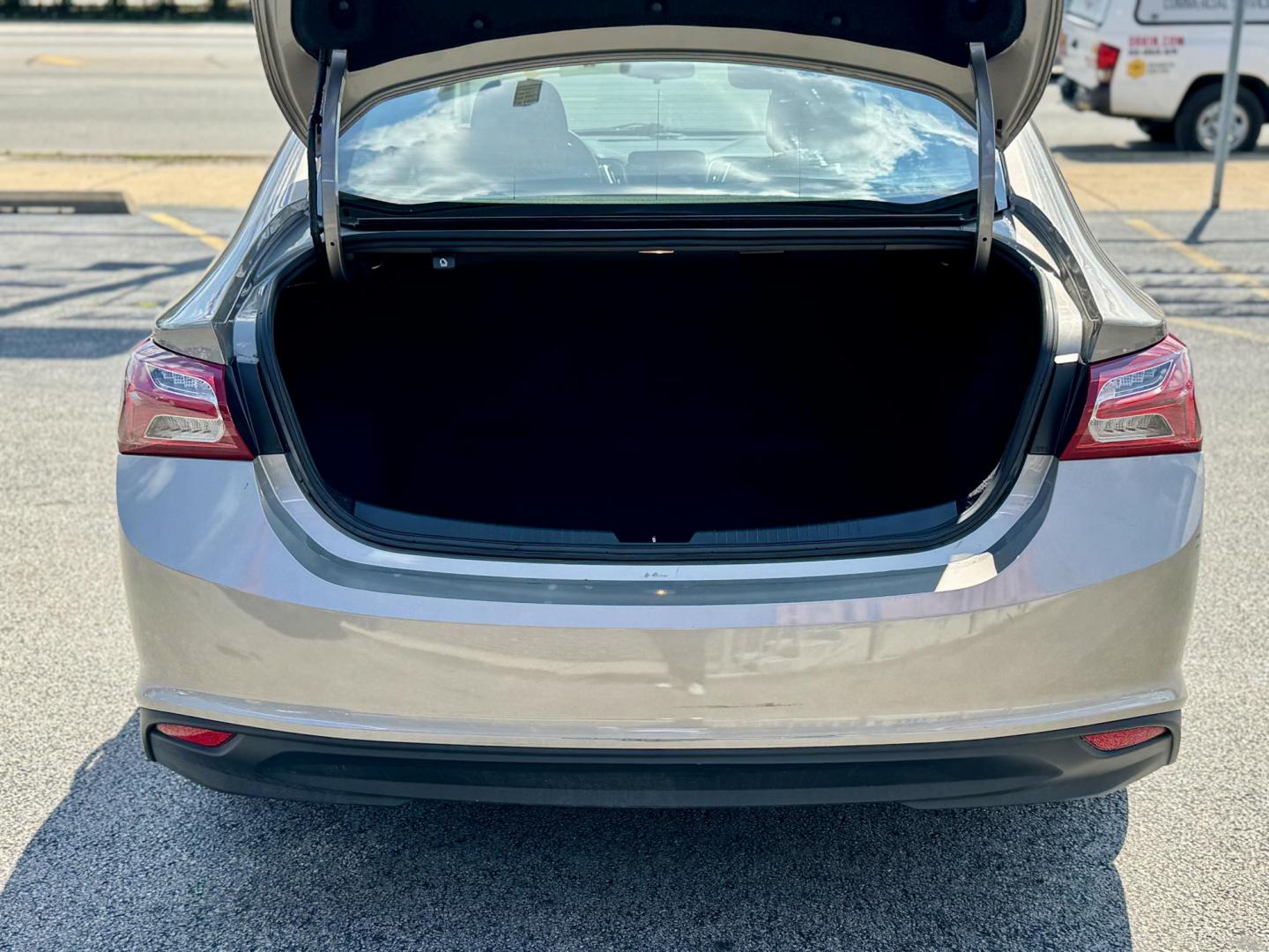 2022 GRAY Chevrolet Malibu LT (1G1ZD5ST5NF) with an 1.5L L4 DOHC 16V engine, 6A transmission, located at 7600 S Western Ave., Chicago, IL, 60620, (773) 918-3980, 0.000000, 0.000000 - Photo#4