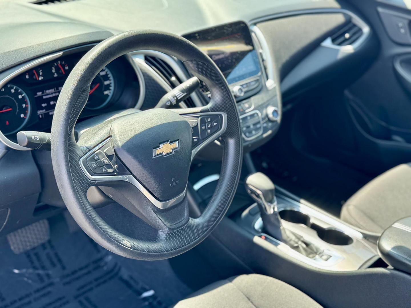 2022 GRAY Chevrolet Malibu LT (1G1ZD5ST5NF) with an 1.5L L4 DOHC 16V engine, 6A transmission, located at 7600 S Western Ave., Chicago, IL, 60620, (773) 918-3980, 0.000000, 0.000000 - Photo#5