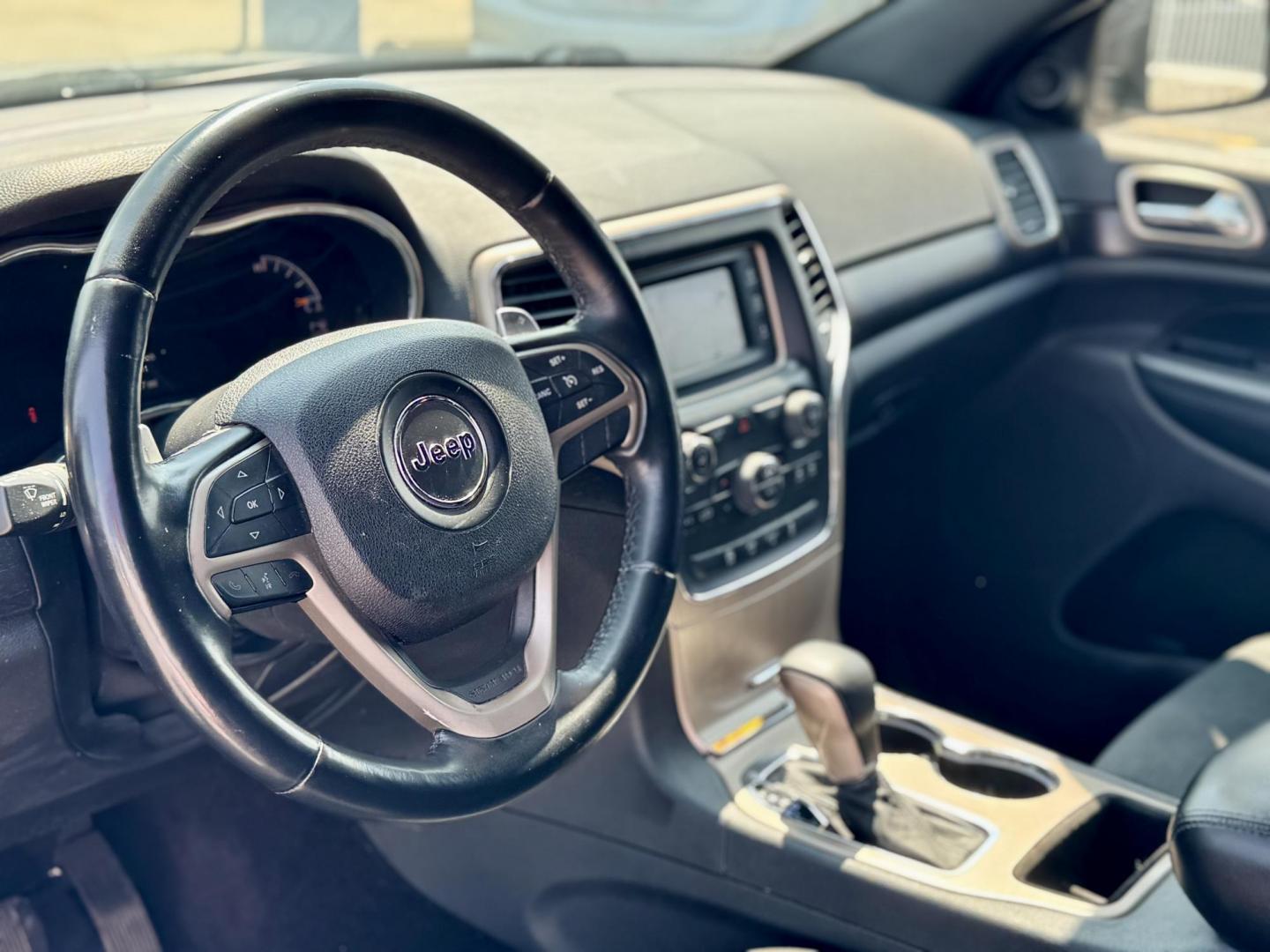 2016 GRAY Jeep Grand Cherokee Laredo 4WD (1C4RJFAG3GC) with an 3.6L V6 DOHC 24V engine, 8A transmission, located at 7600 S Western Ave., Chicago, IL, 60620, (773) 918-3980, 0.000000, 0.000000 - Photo#5
