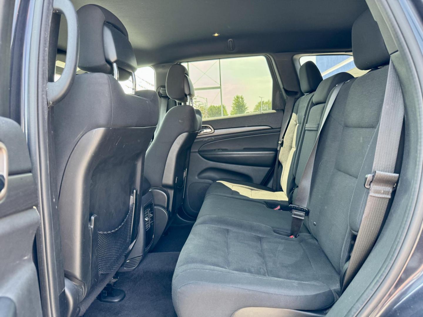 2016 GRAY Jeep Grand Cherokee Laredo 4WD (1C4RJFAG3GC) with an 3.6L V6 DOHC 24V engine, 8A transmission, located at 7600 S Western Ave., Chicago, IL, 60620, (773) 918-3980, 0.000000, 0.000000 - Photo#12
