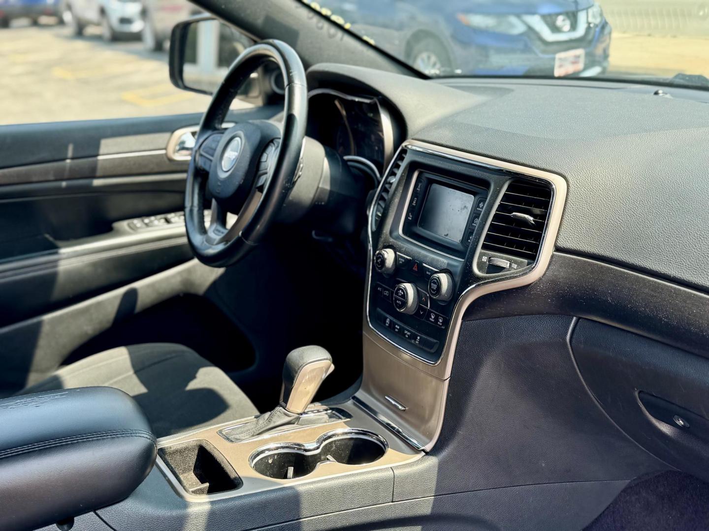2016 GRAY Jeep Grand Cherokee Laredo 4WD (1C4RJFAG3GC) with an 3.6L V6 DOHC 24V engine, 8A transmission, located at 7600 S Western Ave., Chicago, IL, 60620, (773) 918-3980, 0.000000, 0.000000 - Photo#8
