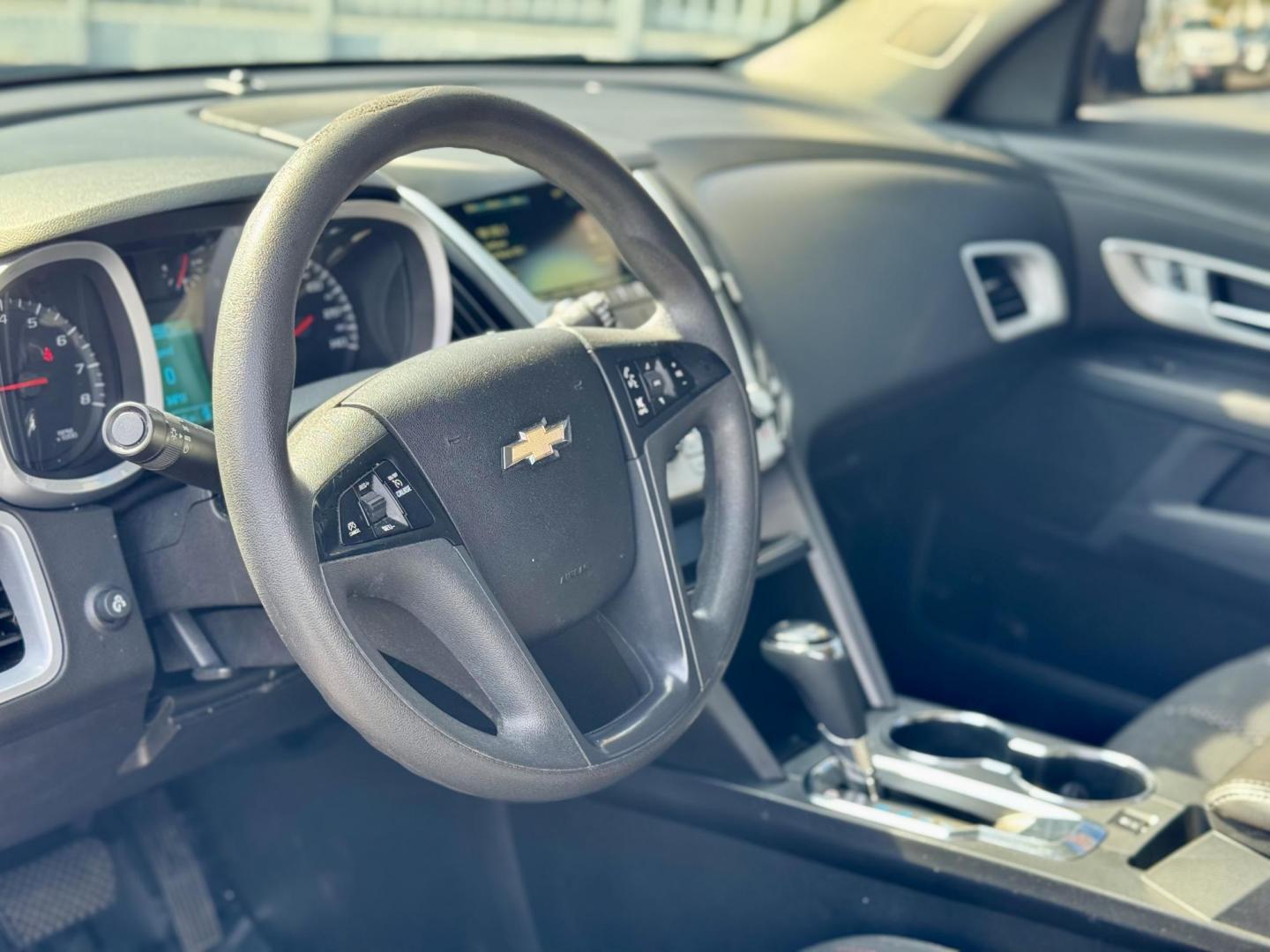 2017 SILVER Chevrolet Equinox LS AWD (2GNFLEEK4H6) with an 2.4L L4 DOHC 16V FFV engine, 6A transmission, located at 7600 S Western Ave., Chicago, IL, 60620, (773) 918-3980, 0.000000, 0.000000 - Photo#5