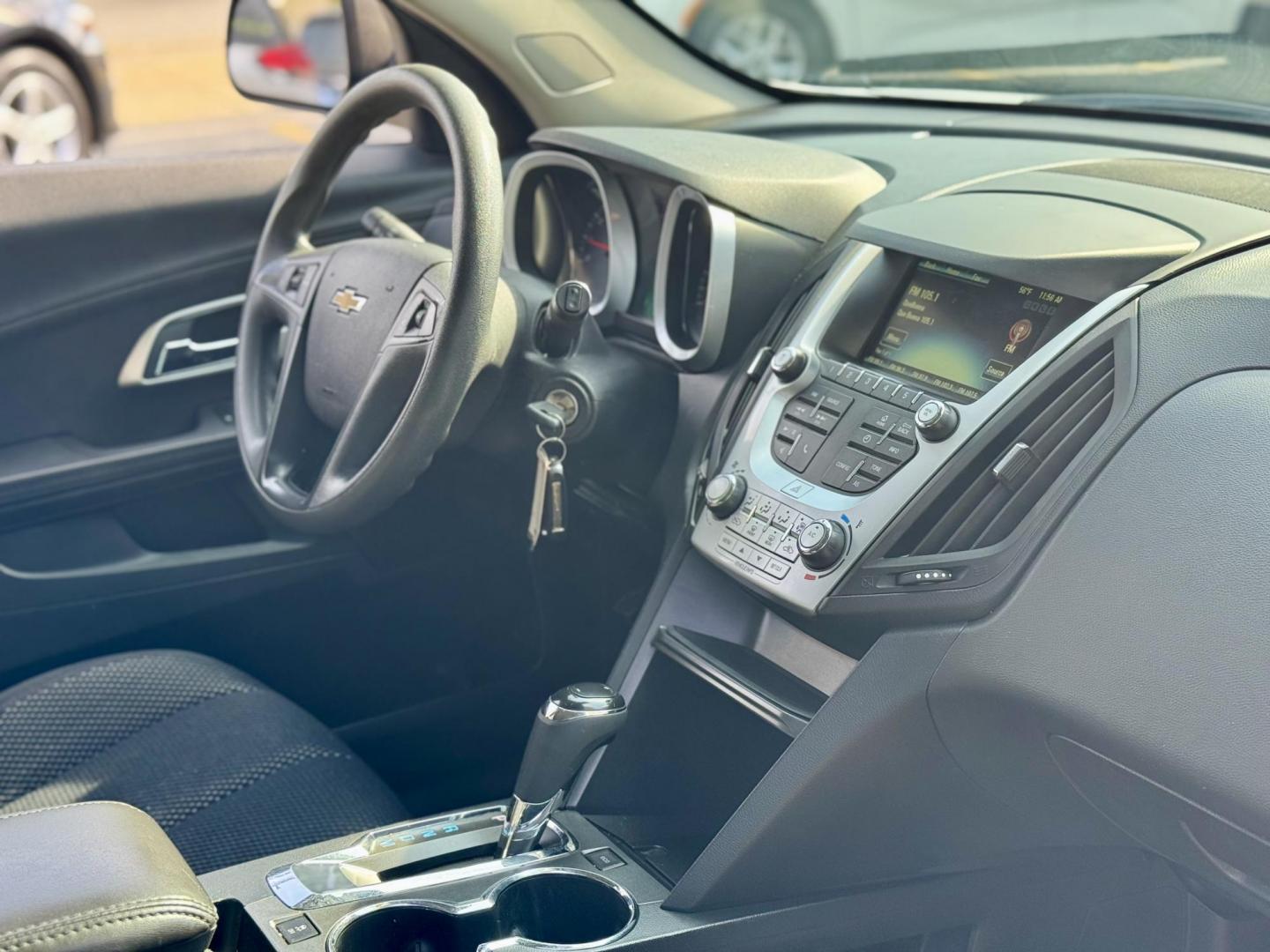 2017 SILVER Chevrolet Equinox LS AWD (2GNFLEEK4H6) with an 2.4L L4 DOHC 16V FFV engine, 6A transmission, located at 7600 S Western Ave., Chicago, IL, 60620, (773) 918-3980, 0.000000, 0.000000 - Photo#8