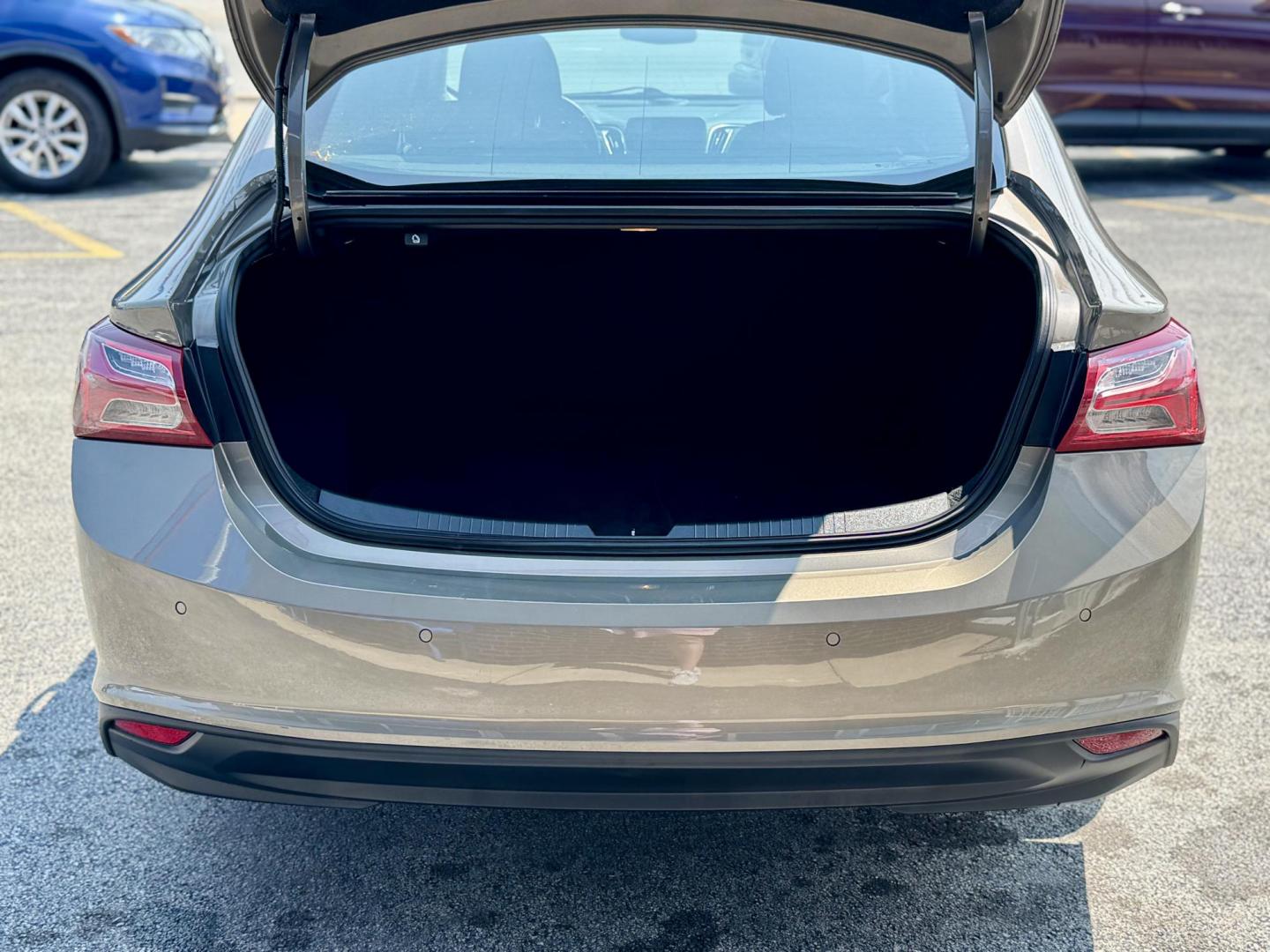 2020 GRAY Chevrolet Malibu LT (1G1ZD5ST7LF) with an 1.5L L4 DOHC 16V engine, 6A transmission, located at 7600 S Western Ave., Chicago, IL, 60620, (773) 918-3980, 0.000000, 0.000000 - Photo#4