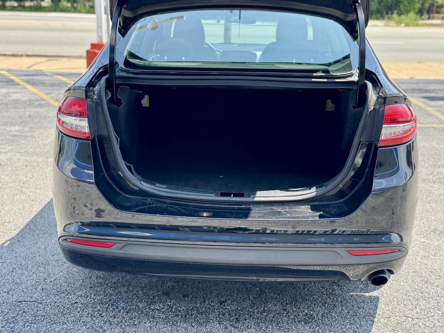 2018 BLACK Ford Fusion SE (3FA6P0HD1JR) with an 1.5L L4 DOHC 16V engine, 6A transmission, located at 7600 S Western Ave., Chicago, IL, 60620, (773) 918-3980, 0.000000, 0.000000 - Photo#4