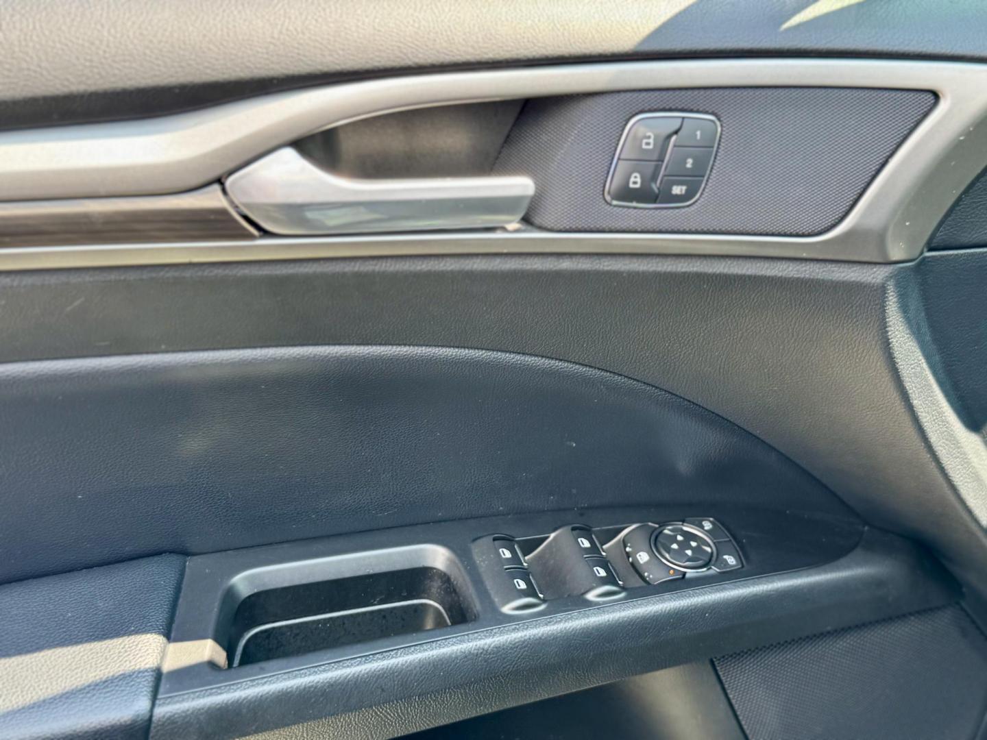 2018 BLACK Ford Fusion SE (3FA6P0HD1JR) with an 1.5L L4 DOHC 16V engine, 6A transmission, located at 7600 S Western Ave., Chicago, IL, 60620, (773) 918-3980, 0.000000, 0.000000 - Photo#15