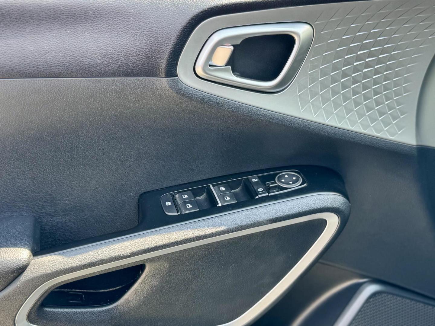 2020 GRAY Kia Soul S (KNDJ23AU3L7) with an 2.0L L4 DOHC 16V engine, CVT transmission, located at 7600 S Western Ave., Chicago, IL, 60620, (773) 918-3980, 0.000000, 0.000000 - Photo#15
