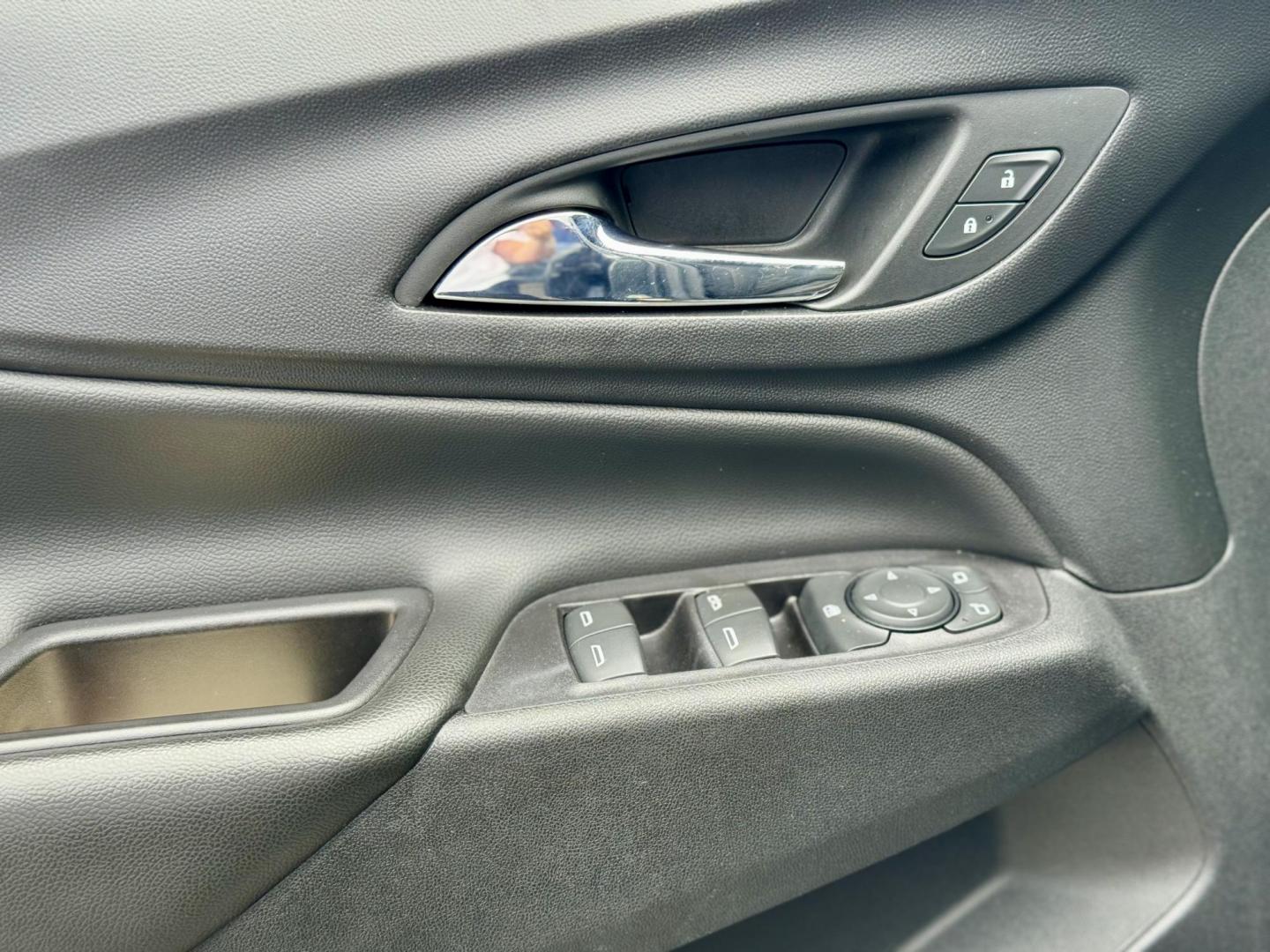2019 GRAY Chevrolet Equinox LT 1.5 2WD (2GNAXKEV9K6) with an 1.5L L4 DIR DOHC 16V TURBO engine, 6A transmission, located at 7600 S Western Ave., Chicago, IL, 60620, (773) 918-3980, 0.000000, 0.000000 - Photo#15