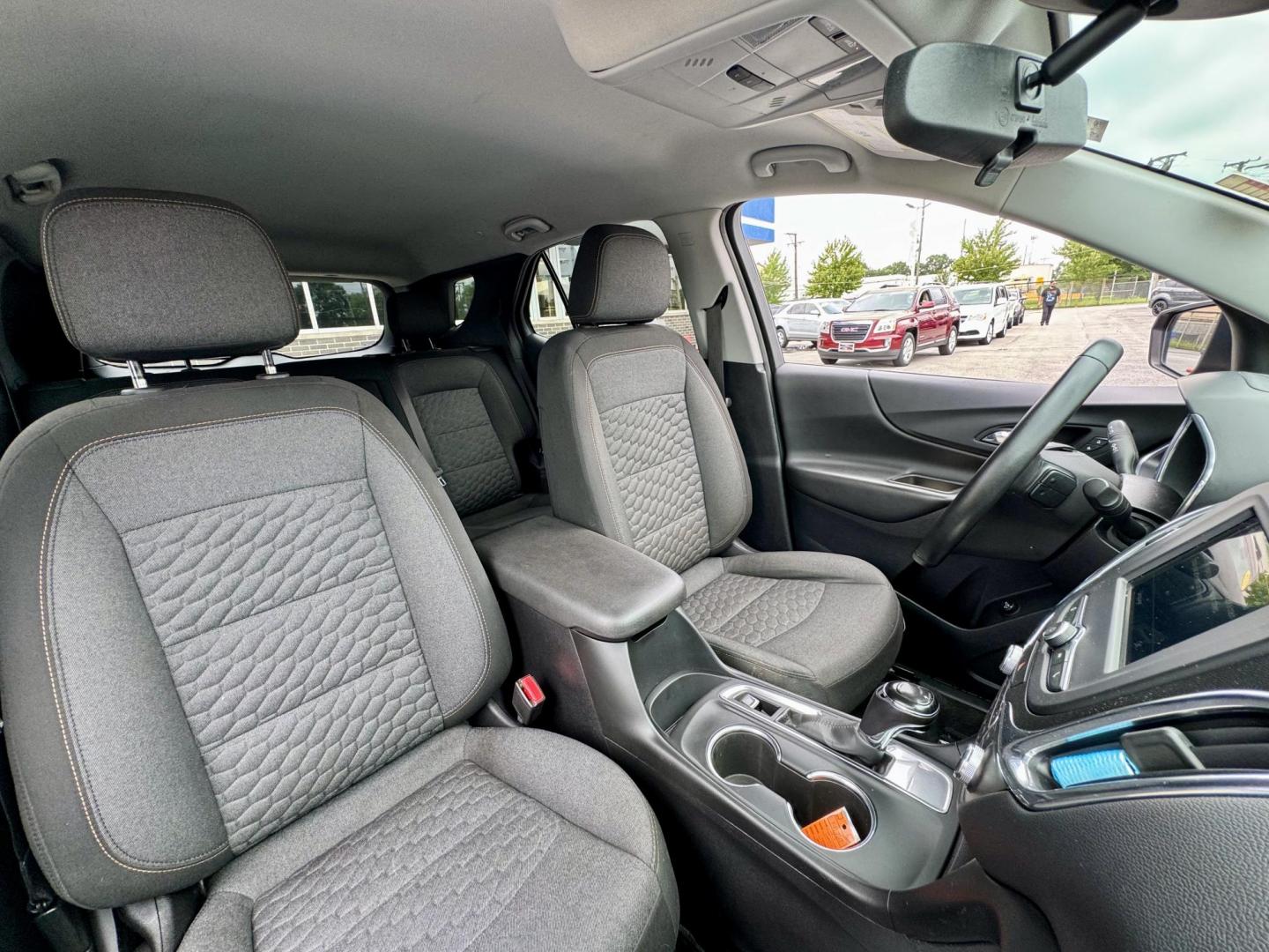 2019 GRAY Chevrolet Equinox LT 1.5 2WD (2GNAXKEV9K6) with an 1.5L L4 DIR DOHC 16V TURBO engine, 6A transmission, located at 7600 S Western Ave., Chicago, IL, 60620, (773) 918-3980, 0.000000, 0.000000 - Photo#9