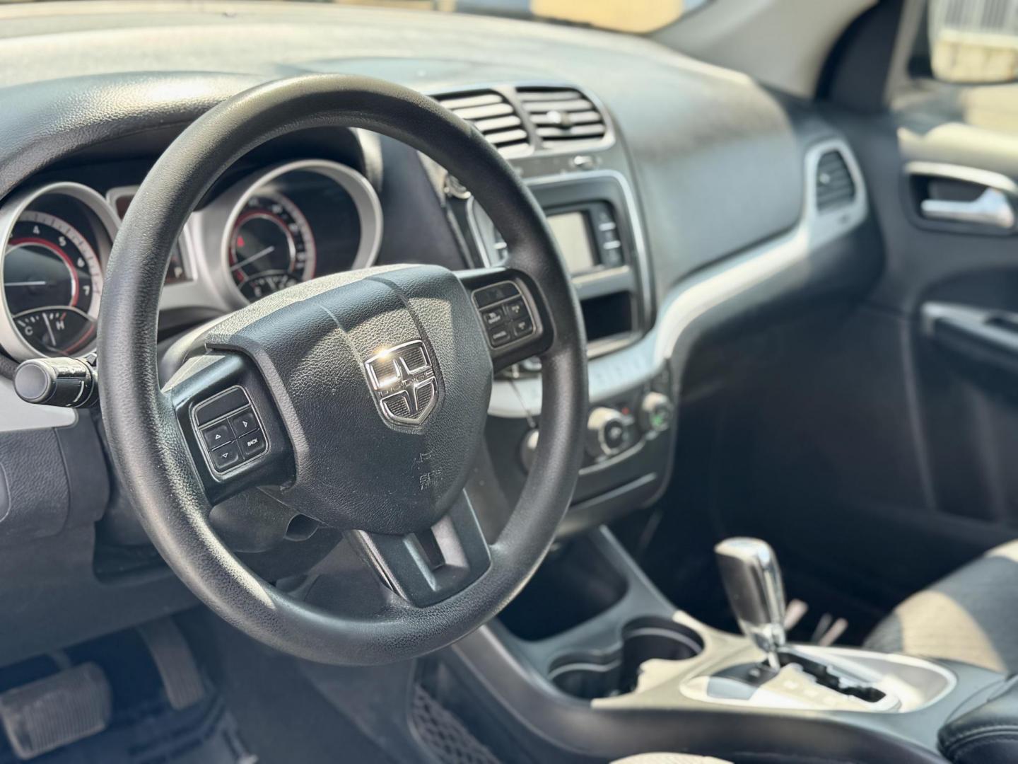 2018 SILVER Dodge Journey SE (3C4PDCAB2JT) with an 2.4L L4 DOHC 16V engine, 4A transmission, located at 7600 S Western Ave., Chicago, IL, 60620, (773) 918-3980, 0.000000, 0.000000 - Photo#5