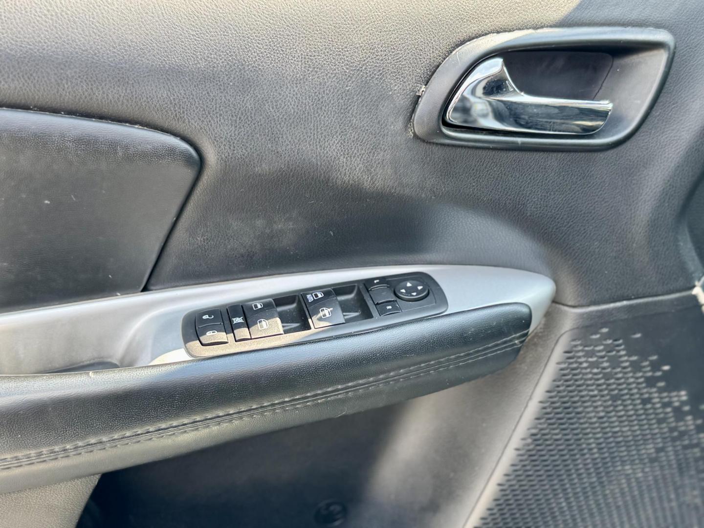 2018 SILVER Dodge Journey SE (3C4PDCAB2JT) with an 2.4L L4 DOHC 16V engine, 4A transmission, located at 7600 S Western Ave., Chicago, IL, 60620, (773) 918-3980, 0.000000, 0.000000 - Photo#17