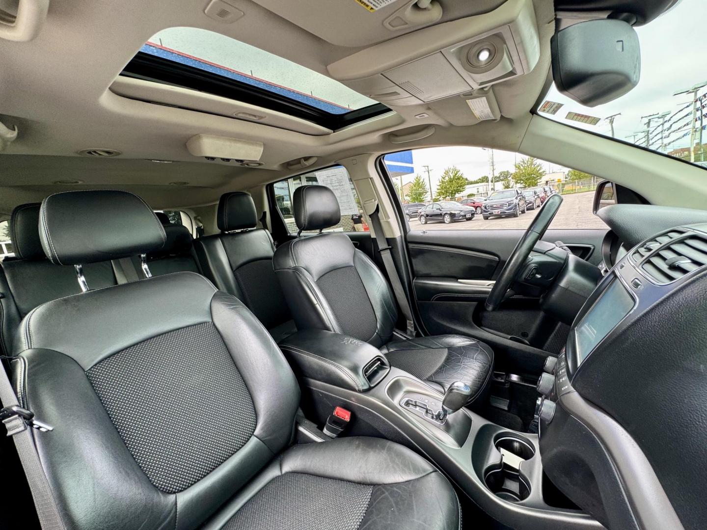 2018 RED Dodge Journey Crossroad FWD (3C4PDCGG5JT) with an 3.6L V6 DOHC 24V engine, 4A transmission, located at 7600 S Western Ave., Chicago, IL, 60620, (773) 918-3980, 0.000000, 0.000000 - Photo#9