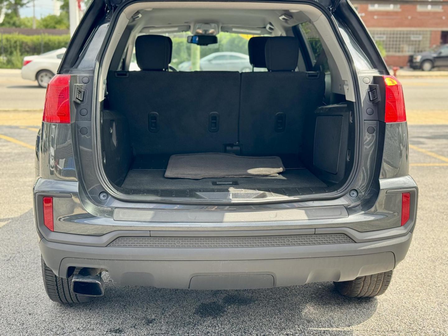 2017 GRAY GMC Terrain SLE1 FWD (2GKALMEK2H6) with an 2.4L L4 DOHC 16V engine, 6A transmission, located at 7600 S Western Ave., Chicago, IL, 60620, (773) 918-3980, 0.000000, 0.000000 - Photo#4