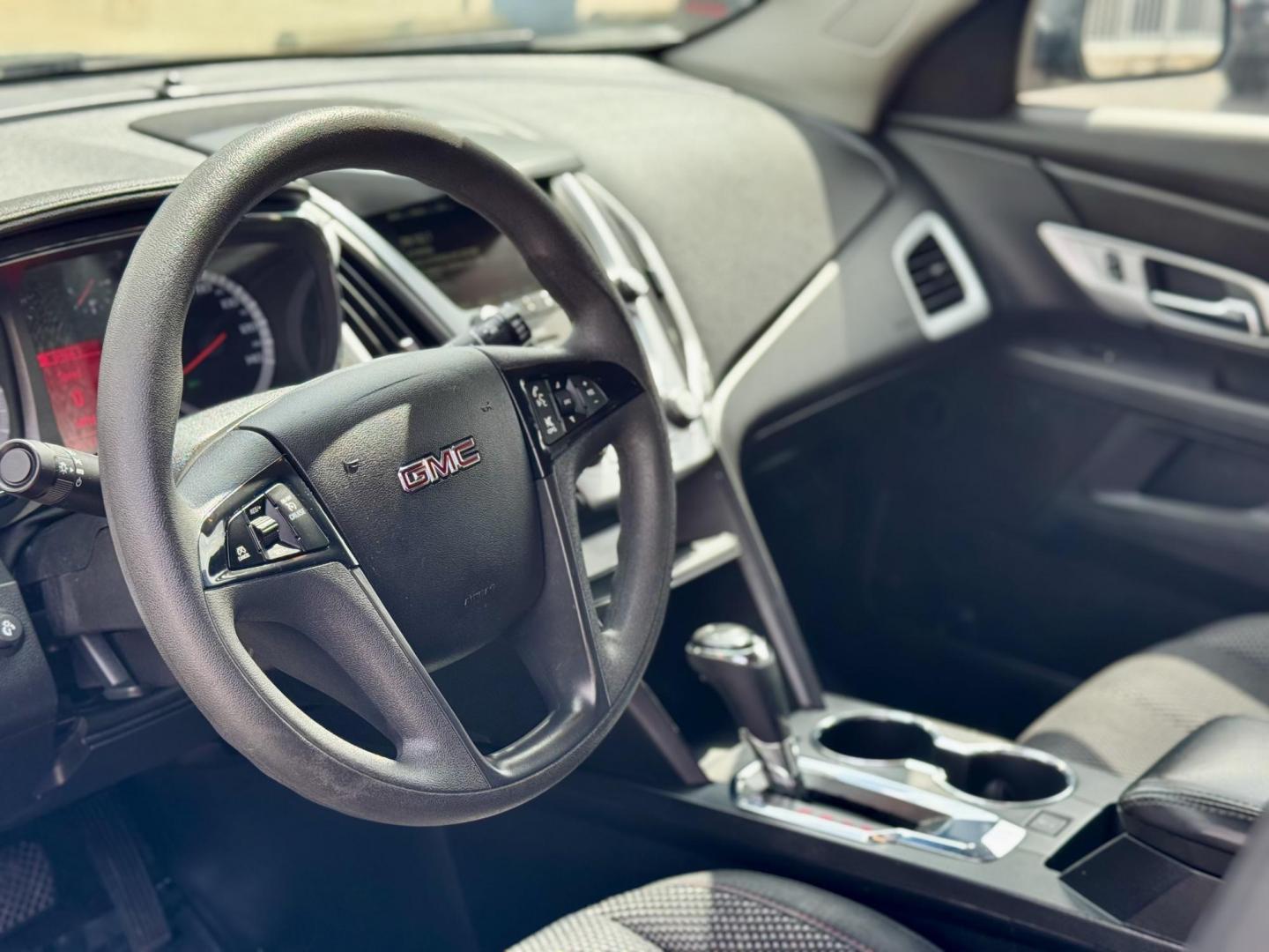 2017 GRAY GMC Terrain SLE1 FWD (2GKALMEK2H6) with an 2.4L L4 DOHC 16V engine, 6A transmission, located at 7600 S Western Ave., Chicago, IL, 60620, (773) 918-3980, 0.000000, 0.000000 - Photo#5