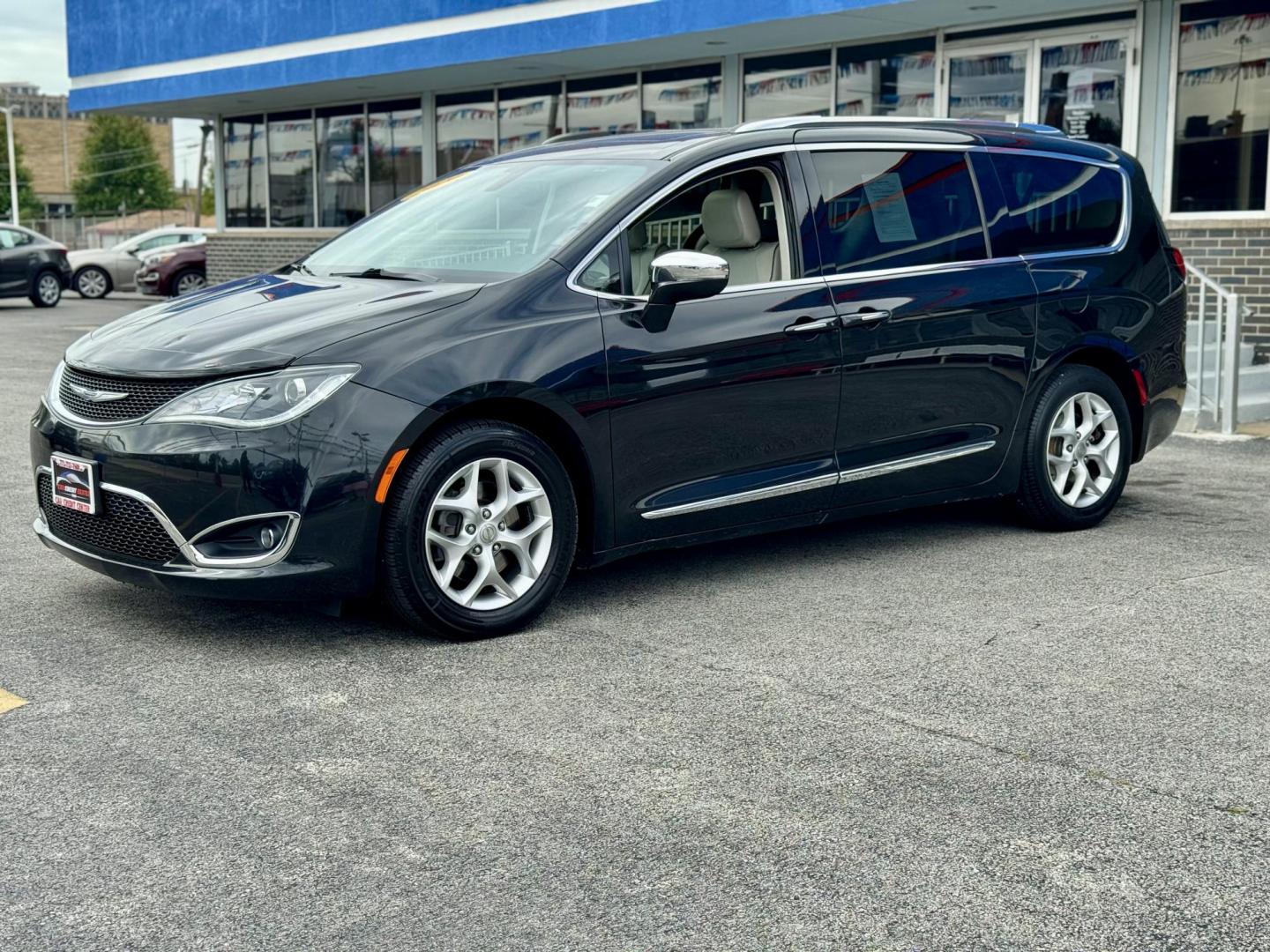 2020 BLACK Chrysler Pacifica Limited (2C4RC1GG6LR) with an 3.6L V6 DOHC 24V engine, 9A transmission, located at 7600 S Western Ave., Chicago, IL, 60620, (773) 918-3980, 0.000000, 0.000000 - Photo#2