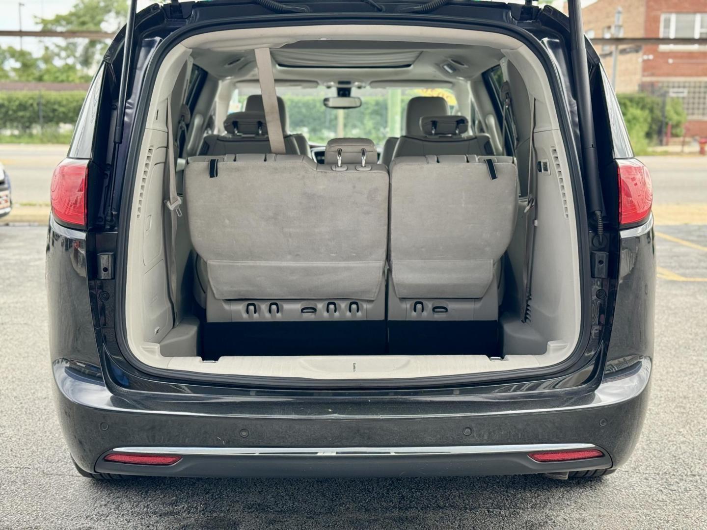 2020 BLACK Chrysler Pacifica Limited (2C4RC1GG6LR) with an 3.6L V6 DOHC 24V engine, 9A transmission, located at 7600 S Western Ave., Chicago, IL, 60620, (773) 918-3980, 0.000000, 0.000000 - Photo#4
