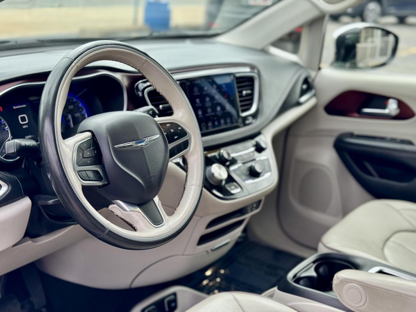 2020 BLACK Chrysler Pacifica Limited (2C4RC1GG6LR) with an 3.6L V6 DOHC 24V engine, 9A transmission, located at 7600 S Western Ave., Chicago, IL, 60620, (773) 918-3980, 0.000000, 0.000000 - Photo#5