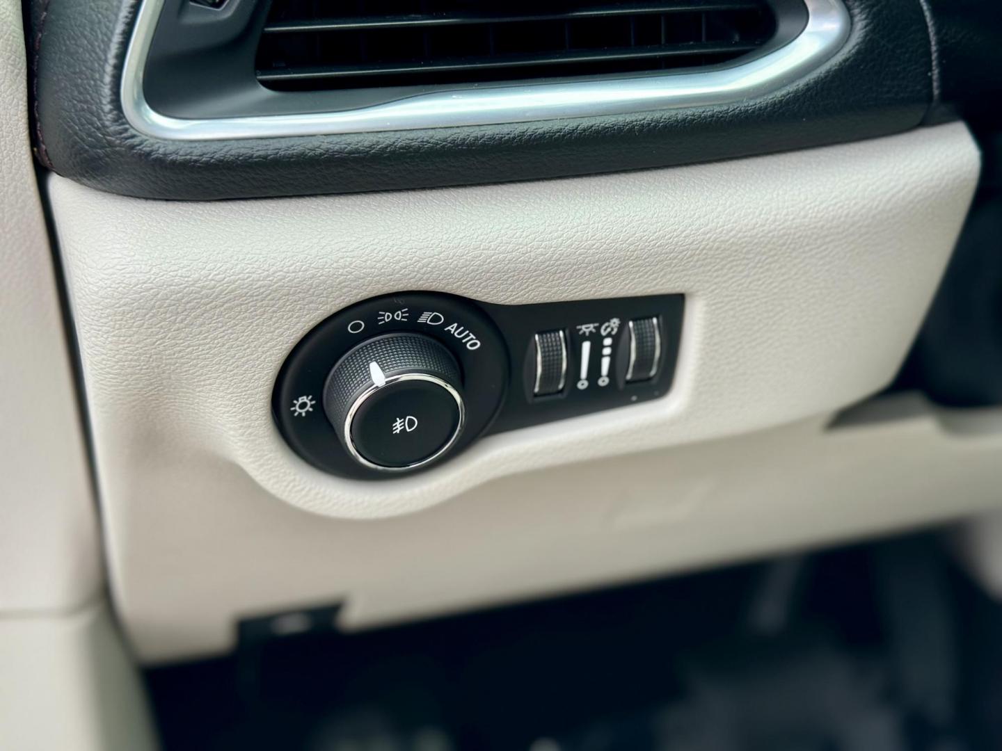 2020 BLACK Chrysler Pacifica Limited (2C4RC1GG6LR) with an 3.6L V6 DOHC 24V engine, 9A transmission, located at 7600 S Western Ave., Chicago, IL, 60620, (773) 918-3980, 0.000000, 0.000000 - Photo#14