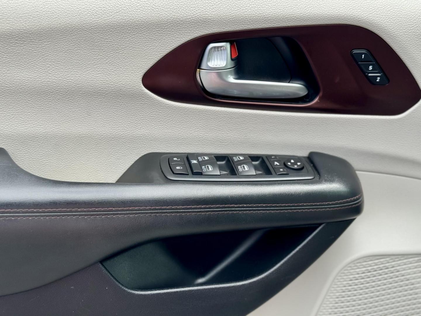 2020 BLACK Chrysler Pacifica Limited (2C4RC1GG6LR) with an 3.6L V6 DOHC 24V engine, 9A transmission, located at 7600 S Western Ave., Chicago, IL, 60620, (773) 918-3980, 0.000000, 0.000000 - Photo#15