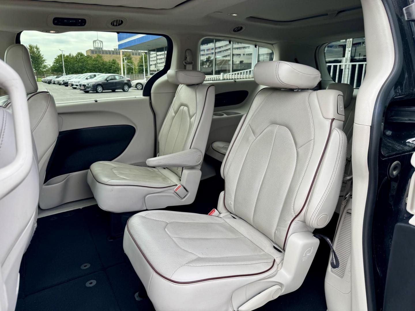2020 BLACK Chrysler Pacifica Limited (2C4RC1GG6LR) with an 3.6L V6 DOHC 24V engine, 9A transmission, located at 7600 S Western Ave., Chicago, IL, 60620, (773) 918-3980, 0.000000, 0.000000 - Photo#12