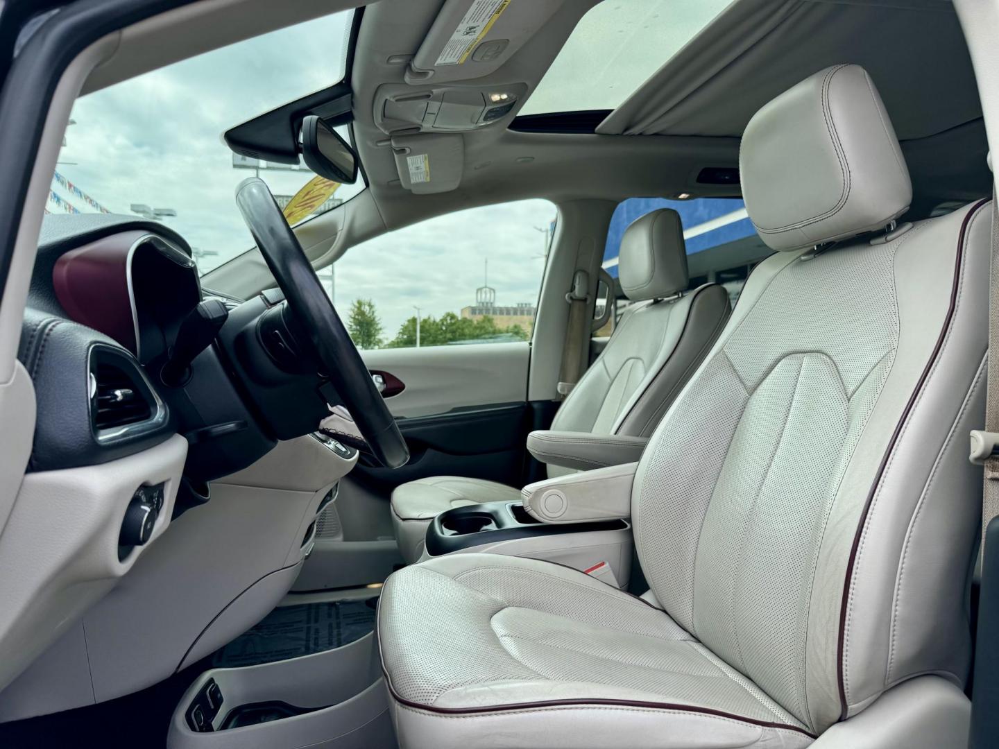 2020 BLACK Chrysler Pacifica Limited (2C4RC1GG6LR) with an 3.6L V6 DOHC 24V engine, 9A transmission, located at 7600 S Western Ave., Chicago, IL, 60620, (773) 918-3980, 0.000000, 0.000000 - Photo#7