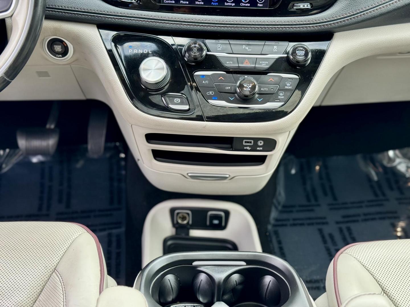 2020 BLACK Chrysler Pacifica Limited (2C4RC1GG6LR) with an 3.6L V6 DOHC 24V engine, 9A transmission, located at 7600 S Western Ave., Chicago, IL, 60620, (773) 918-3980, 0.000000, 0.000000 - Photo#13