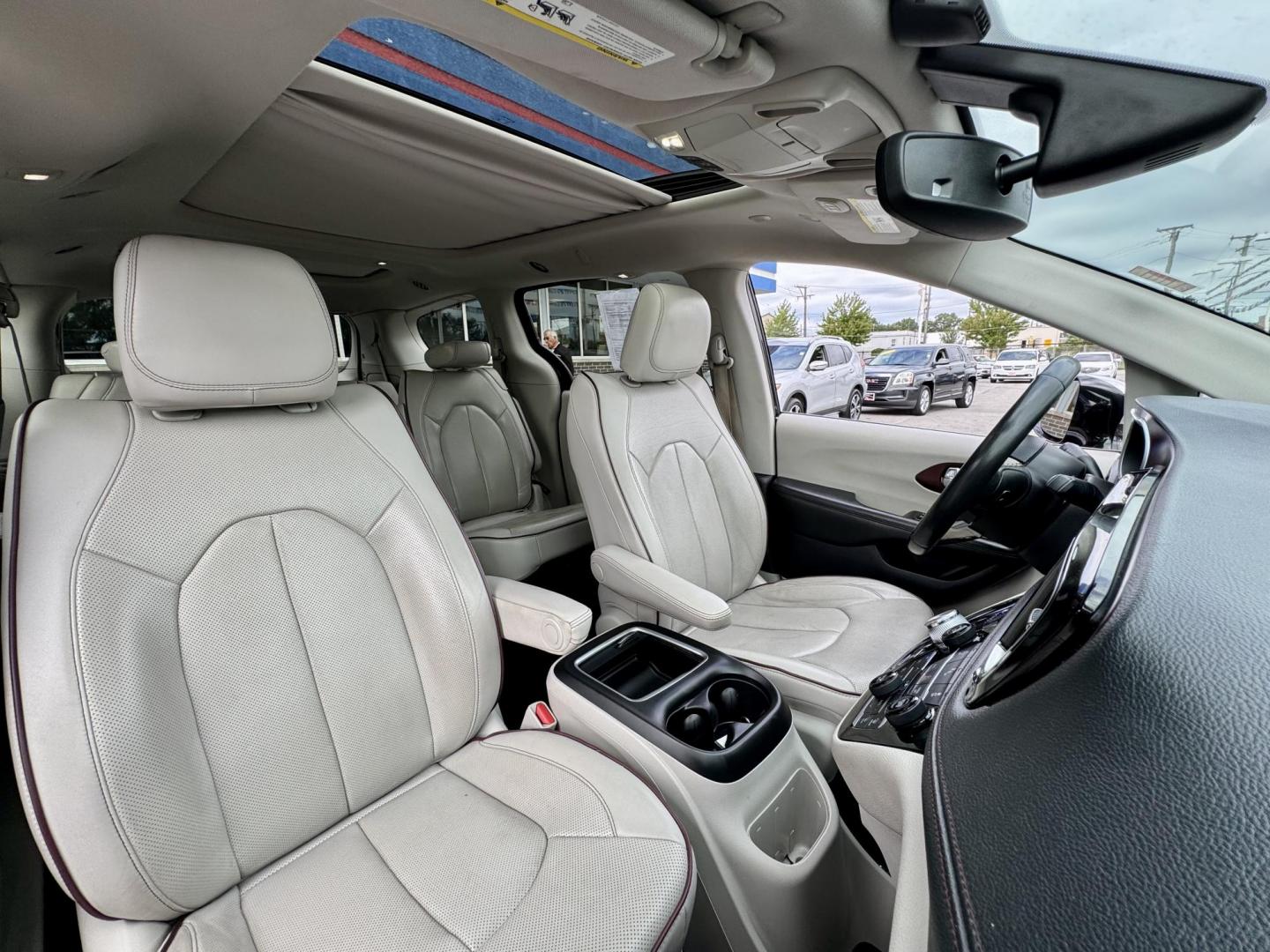 2020 BLACK Chrysler Pacifica Limited (2C4RC1GG6LR) with an 3.6L V6 DOHC 24V engine, 9A transmission, located at 7600 S Western Ave., Chicago, IL, 60620, (773) 918-3980, 0.000000, 0.000000 - Photo#9