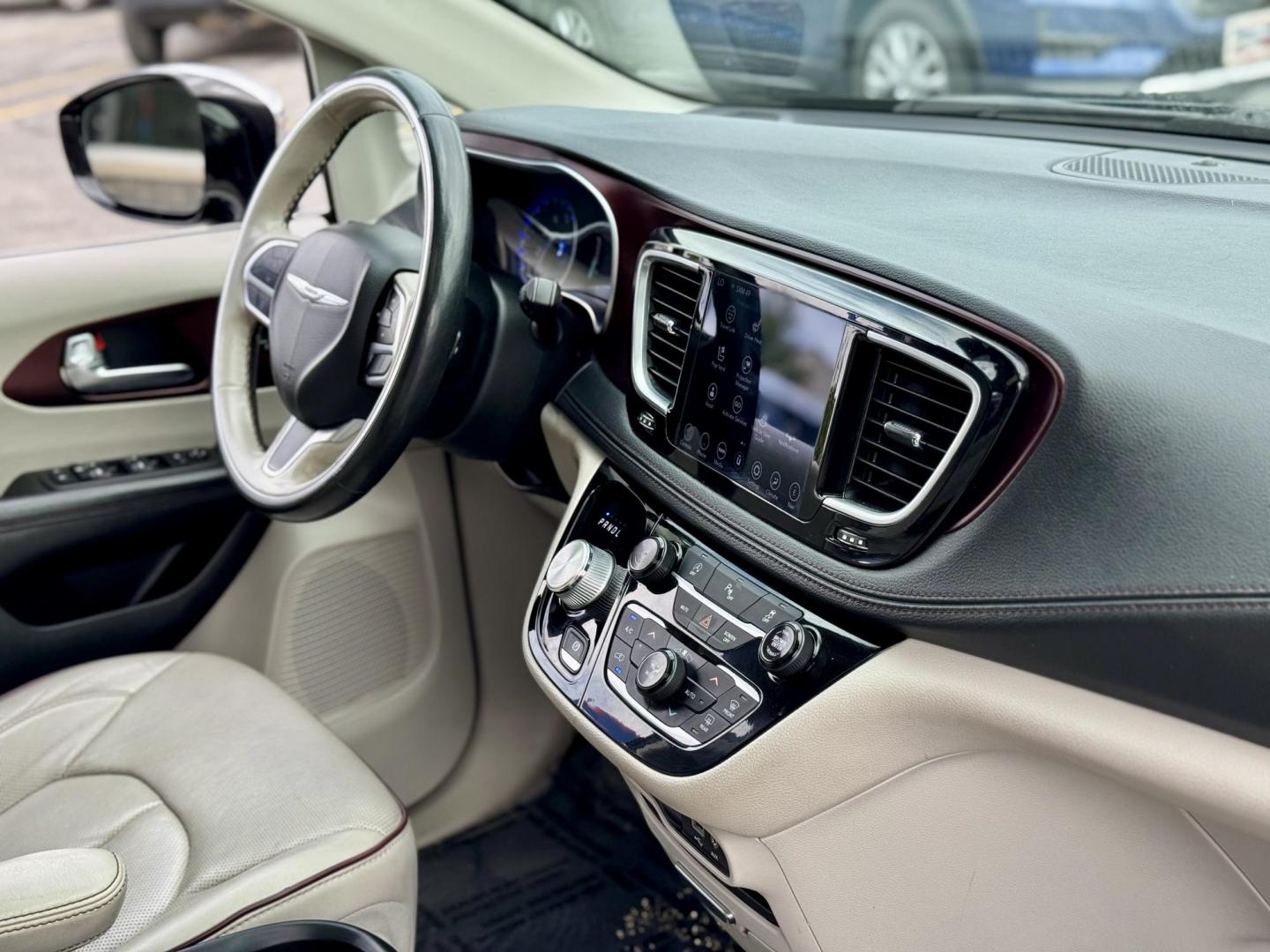 2020 BLACK Chrysler Pacifica Limited (2C4RC1GG6LR) with an 3.6L V6 DOHC 24V engine, 9A transmission, located at 7600 S Western Ave., Chicago, IL, 60620, (773) 918-3980, 0.000000, 0.000000 - Photo#8