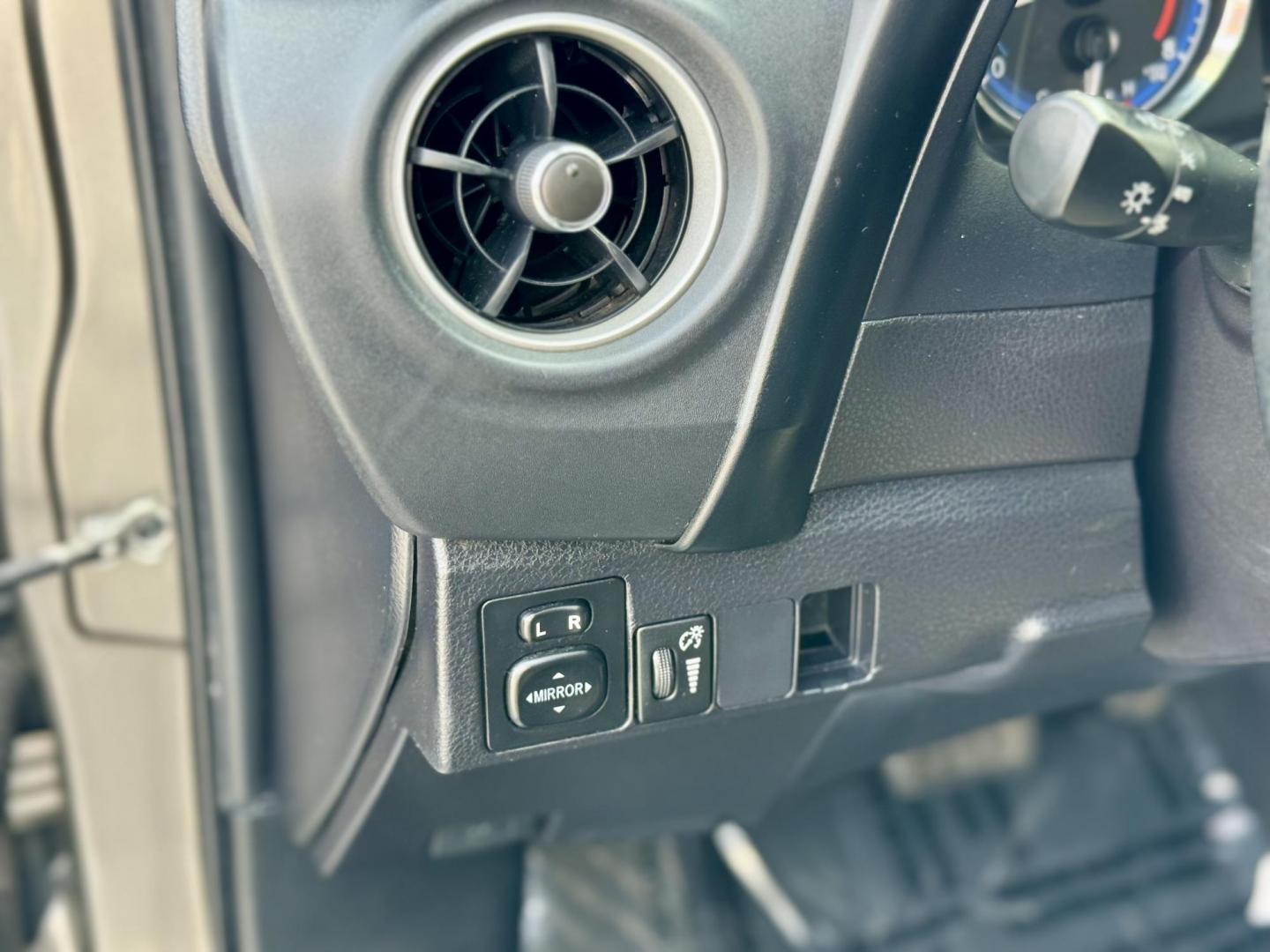 2019 GRAY Toyota Corolla SE CVT (2T1BURHE8KC) with an 1.8L L4 DOHC 16V engine, CVT transmission, located at 7600 S Western Ave., Chicago, IL, 60620, (773) 918-3980, 0.000000, 0.000000 - Photo#11