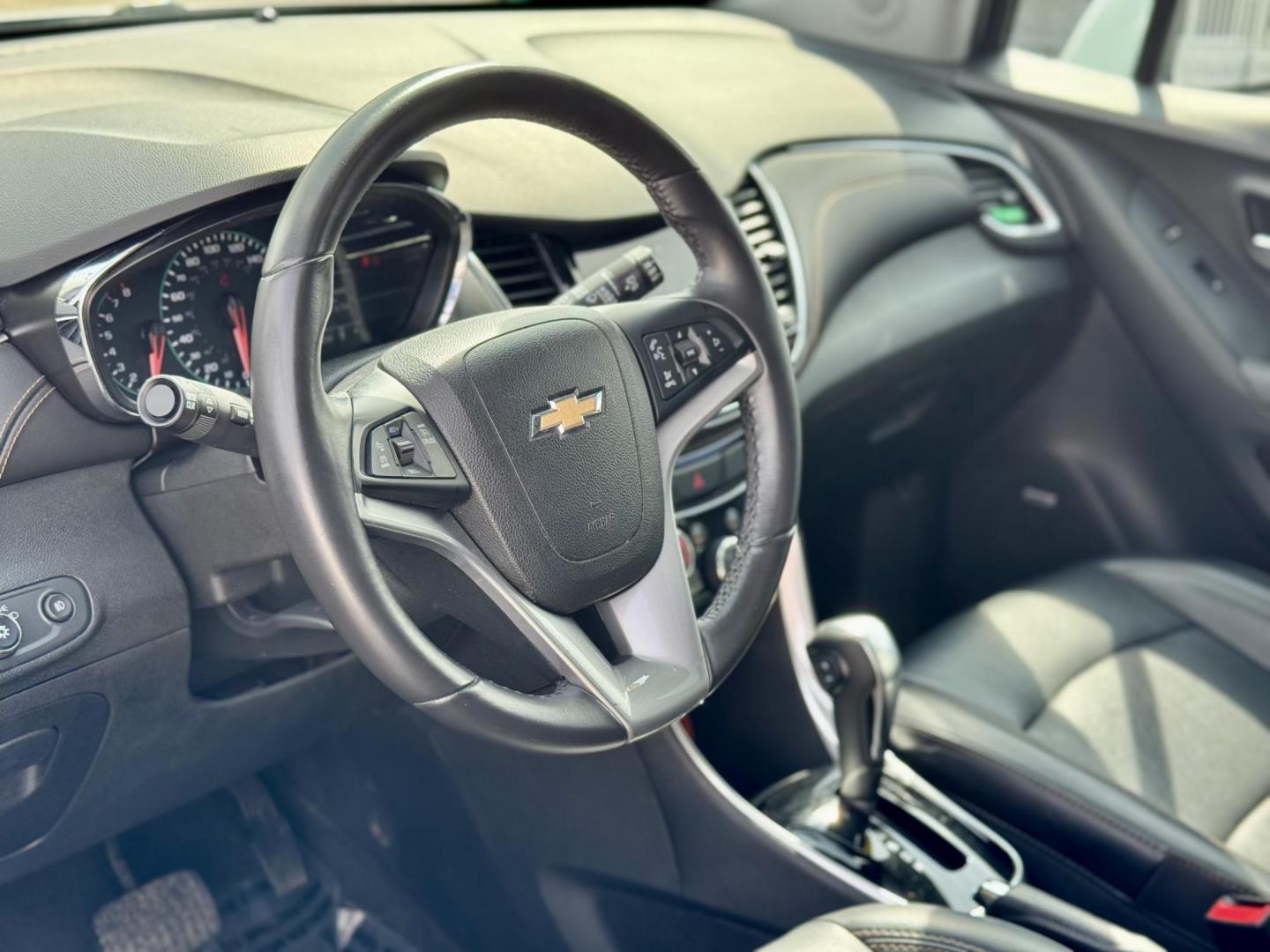 2018 WHITE Chevrolet Trax Premier FWD (3GNCJMSB2JL) with an 1.4L L4 DOHC 16V engine, 6A transmission, located at 7600 S Western Ave., Chicago, IL, 60620, (773) 918-3980, 0.000000, 0.000000 - Photo#5