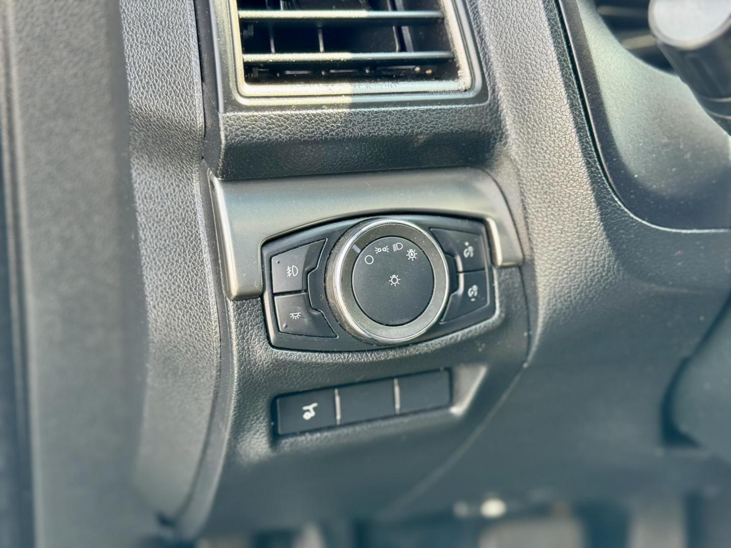 2018 WHITE Ford Explorer XLT FWD (1FM5K7DH7JG) with an 2.3L L4 DOHC 16V engine, 6A transmission, located at 7600 S Western Ave., Chicago, IL, 60620, (773) 918-3980, 0.000000, 0.000000 - Photo#14