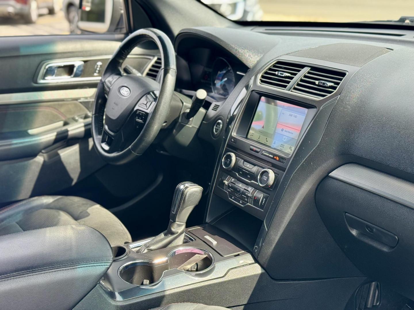 2018 WHITE Ford Explorer XLT FWD (1FM5K7DH7JG) with an 2.3L L4 DOHC 16V engine, 6A transmission, located at 7600 S Western Ave., Chicago, IL, 60620, (773) 918-3980, 0.000000, 0.000000 - Photo#8