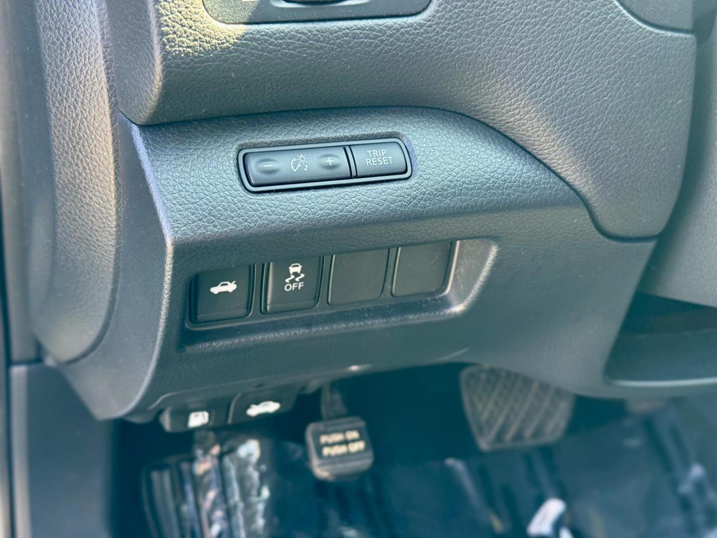 2018 GRAY Nissan Altima 2.5 (1N4AL3AP1JC) with an 2.5L L4 DOHC 16V engine, CVT transmission, located at 7600 S Western Ave., Chicago, IL, 60620, (773) 918-3980, 0.000000, 0.000000 - Photo#12