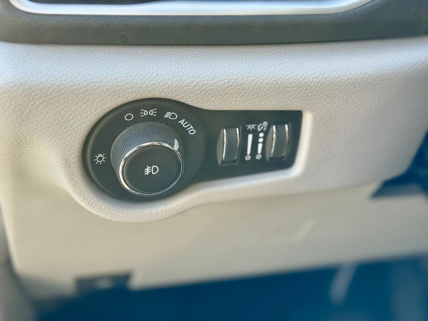 2018 WHITE Chrysler Pacifica Touring Plus (2C4RC1FG1JR) with an 3.6L V6 DOHC 24V engine, 9A transmission, located at 7600 S Western Ave., Chicago, IL, 60620, (773) 918-3980, 0.000000, 0.000000 - Photo#15