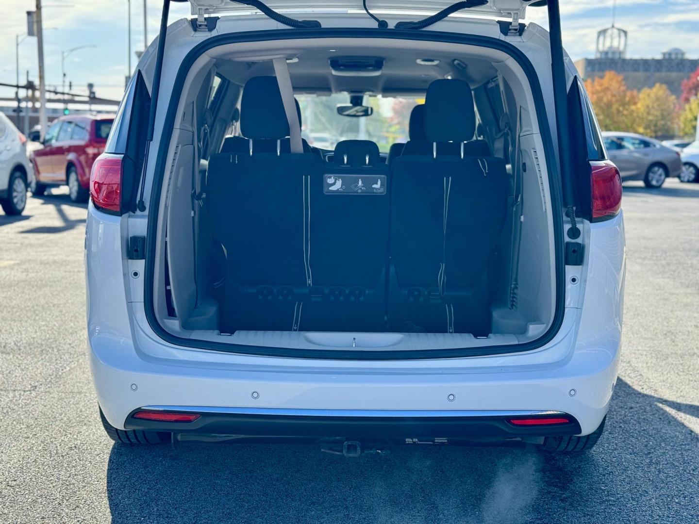 2018 WHITE Chrysler Pacifica Touring Plus (2C4RC1FG1JR) with an 3.6L V6 DOHC 24V engine, 9A transmission, located at 7600 S Western Ave., Chicago, IL, 60620, (773) 918-3980, 0.000000, 0.000000 - Photo#4