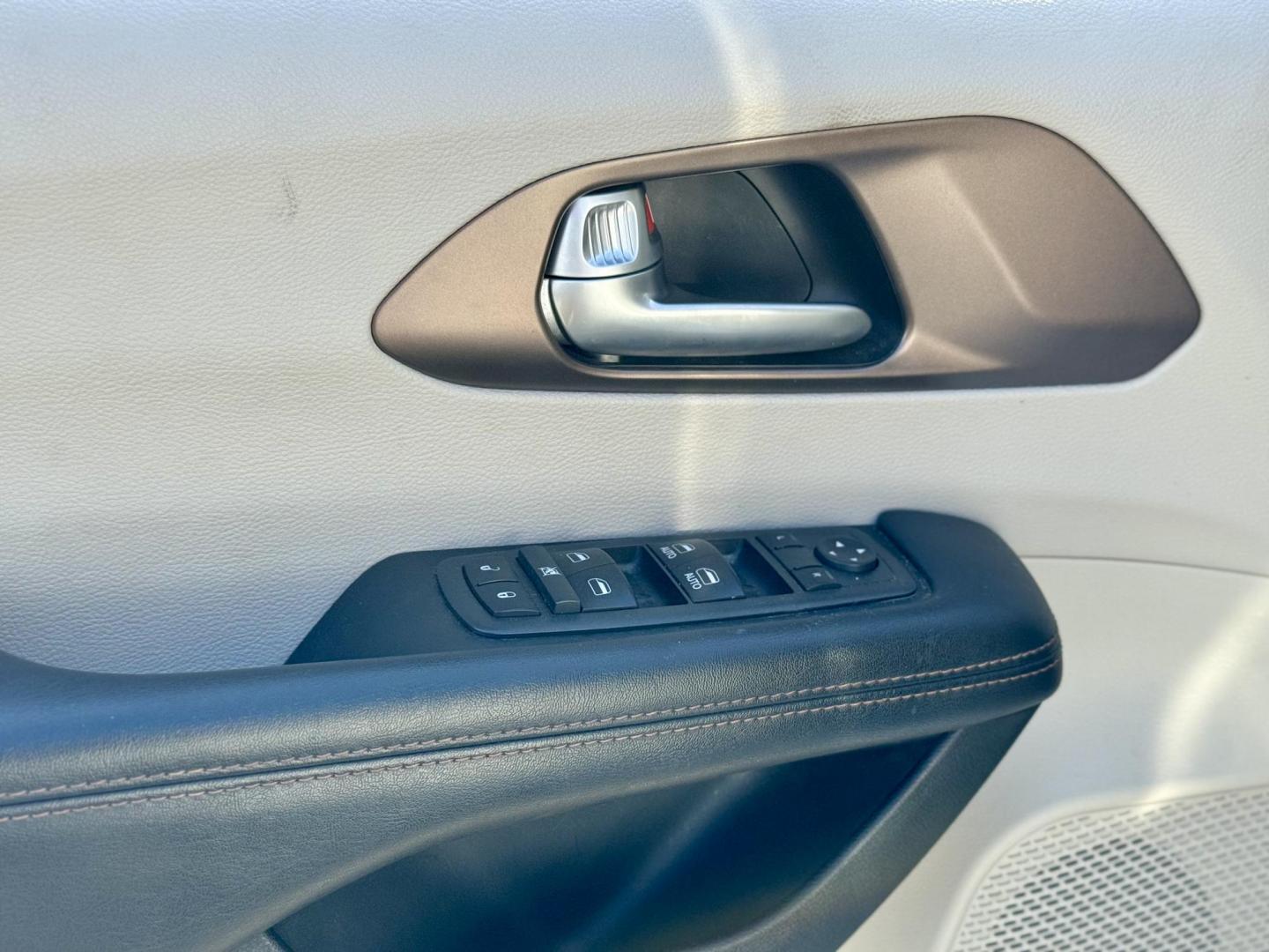 2018 WHITE Chrysler Pacifica Touring Plus (2C4RC1FG1JR) with an 3.6L V6 DOHC 24V engine, 9A transmission, located at 7600 S Western Ave., Chicago, IL, 60620, (773) 918-3980, 0.000000, 0.000000 - Photo#16