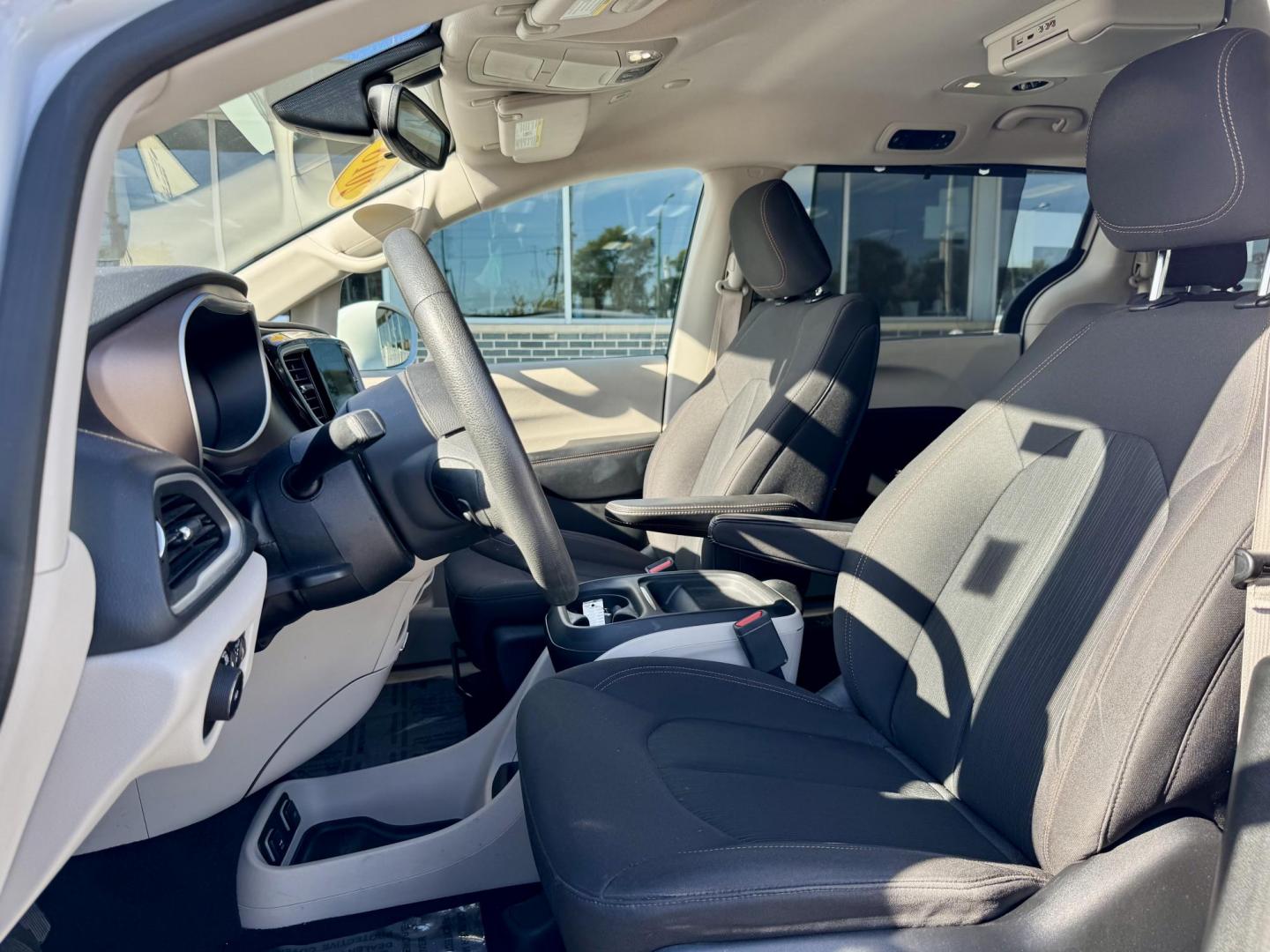 2018 WHITE Chrysler Pacifica Touring Plus (2C4RC1FG1JR) with an 3.6L V6 DOHC 24V engine, 9A transmission, located at 7600 S Western Ave., Chicago, IL, 60620, (773) 918-3980, 0.000000, 0.000000 - Photo#7
