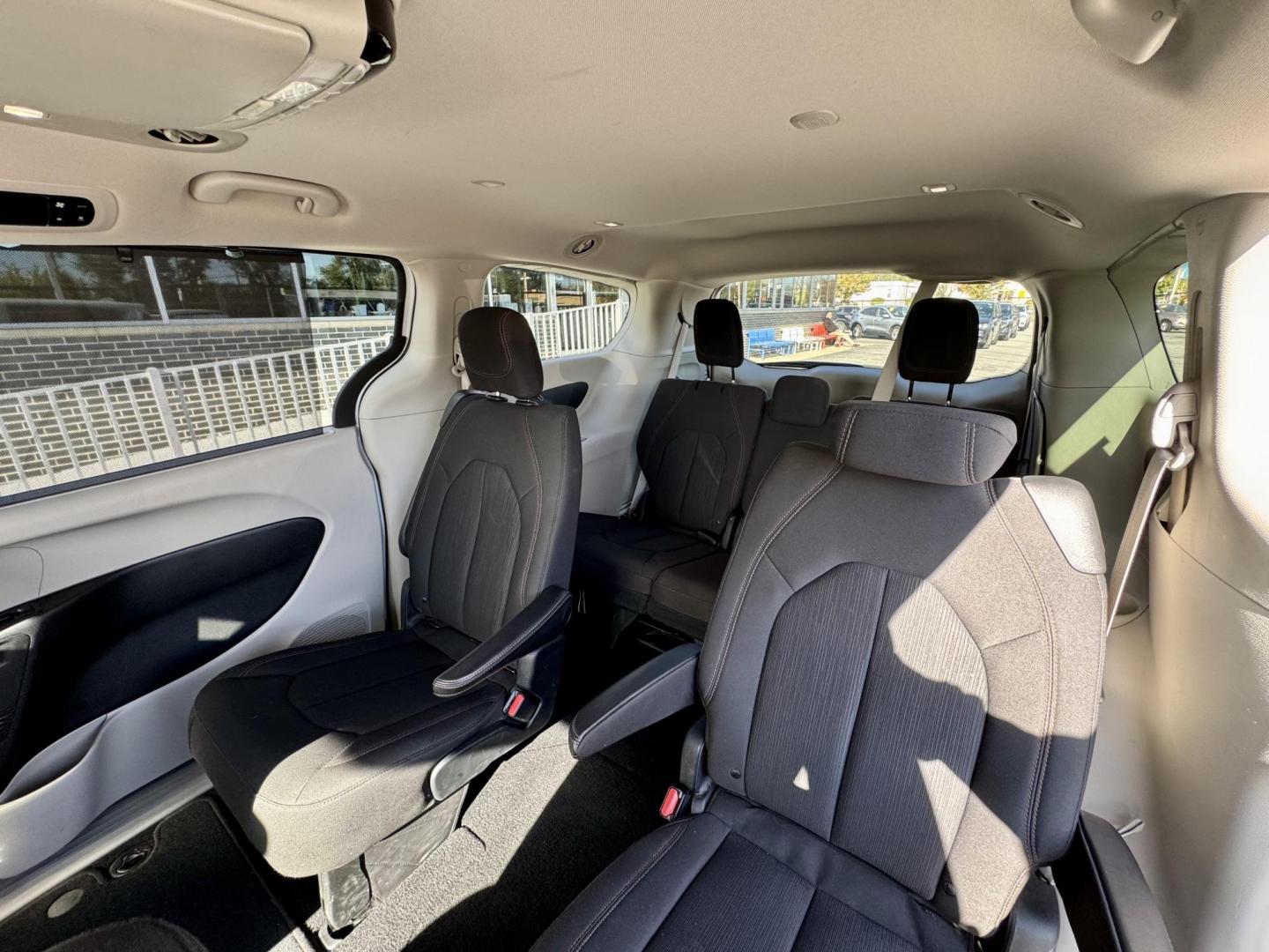 2018 WHITE Chrysler Pacifica Touring Plus (2C4RC1FG1JR) with an 3.6L V6 DOHC 24V engine, 9A transmission, located at 7600 S Western Ave., Chicago, IL, 60620, (773) 918-3980, 0.000000, 0.000000 - Photo#11