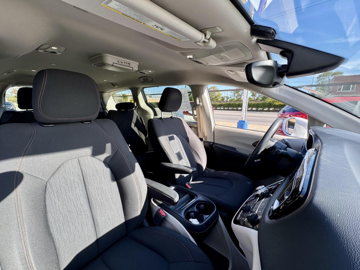 2018 WHITE Chrysler Pacifica Touring Plus (2C4RC1FG1JR) with an 3.6L V6 DOHC 24V engine, 9A transmission, located at 7600 S Western Ave., Chicago, IL, 60620, (773) 918-3980, 0.000000, 0.000000 - Photo#9