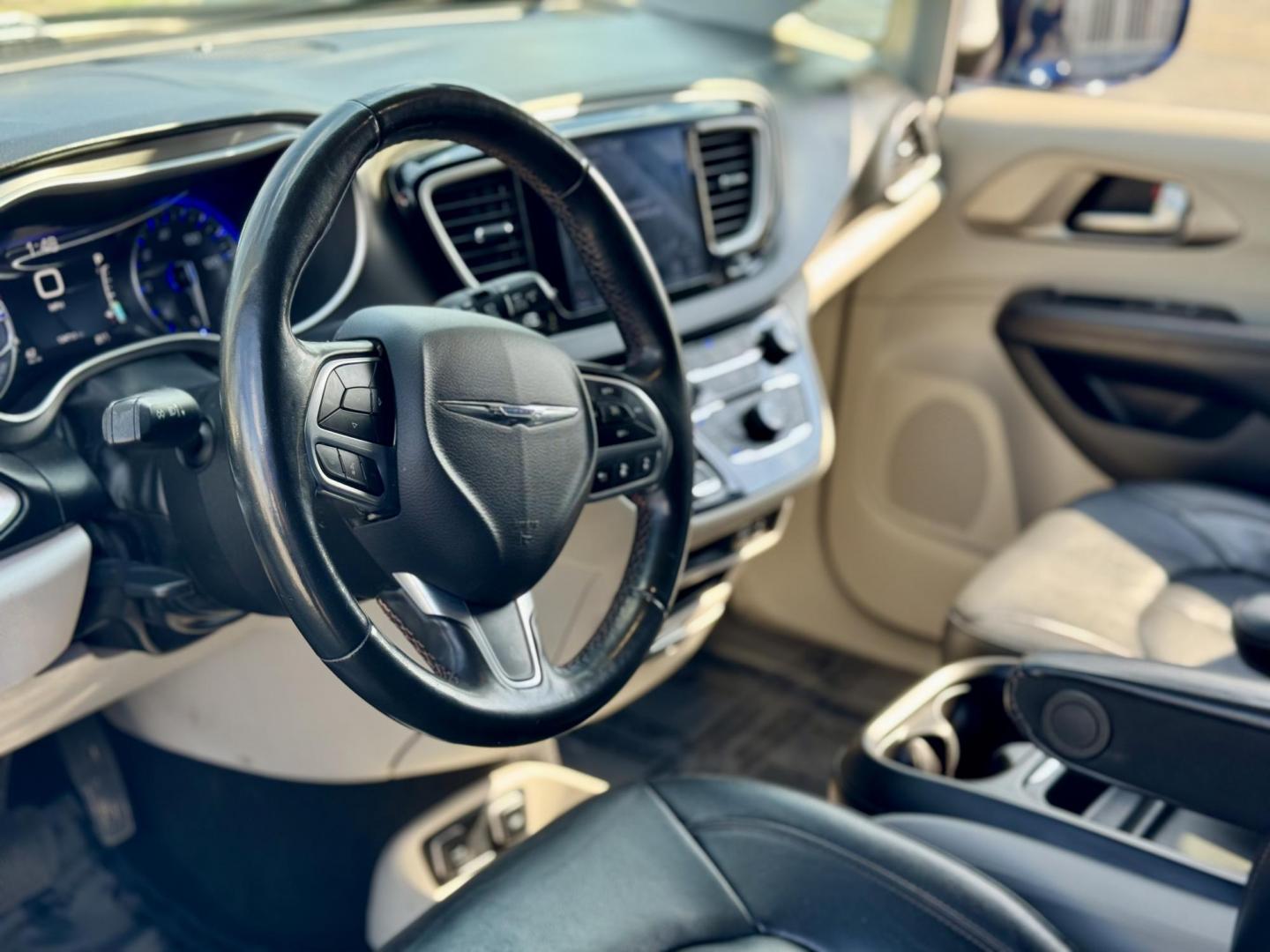 2020 BLUE Chrysler Pacifica Touring-L (2C4RC1BG1LR) with an 3.6L V6 DOHC 24V engine, 9A transmission, located at 7600 S Western Ave., Chicago, IL, 60620, (773) 918-3980, 0.000000, 0.000000 - Photo#5