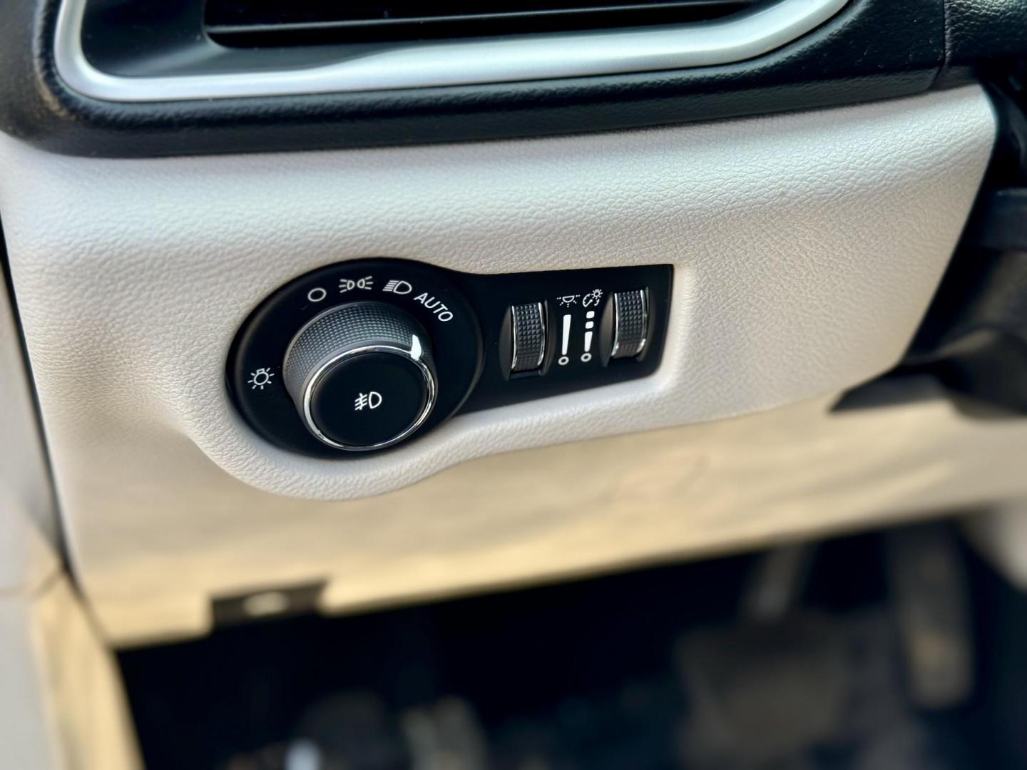2020 BLUE Chrysler Pacifica Touring-L (2C4RC1BG1LR) with an 3.6L V6 DOHC 24V engine, 9A transmission, located at 7600 S Western Ave., Chicago, IL, 60620, (773) 918-3980, 0.000000, 0.000000 - Photo#14