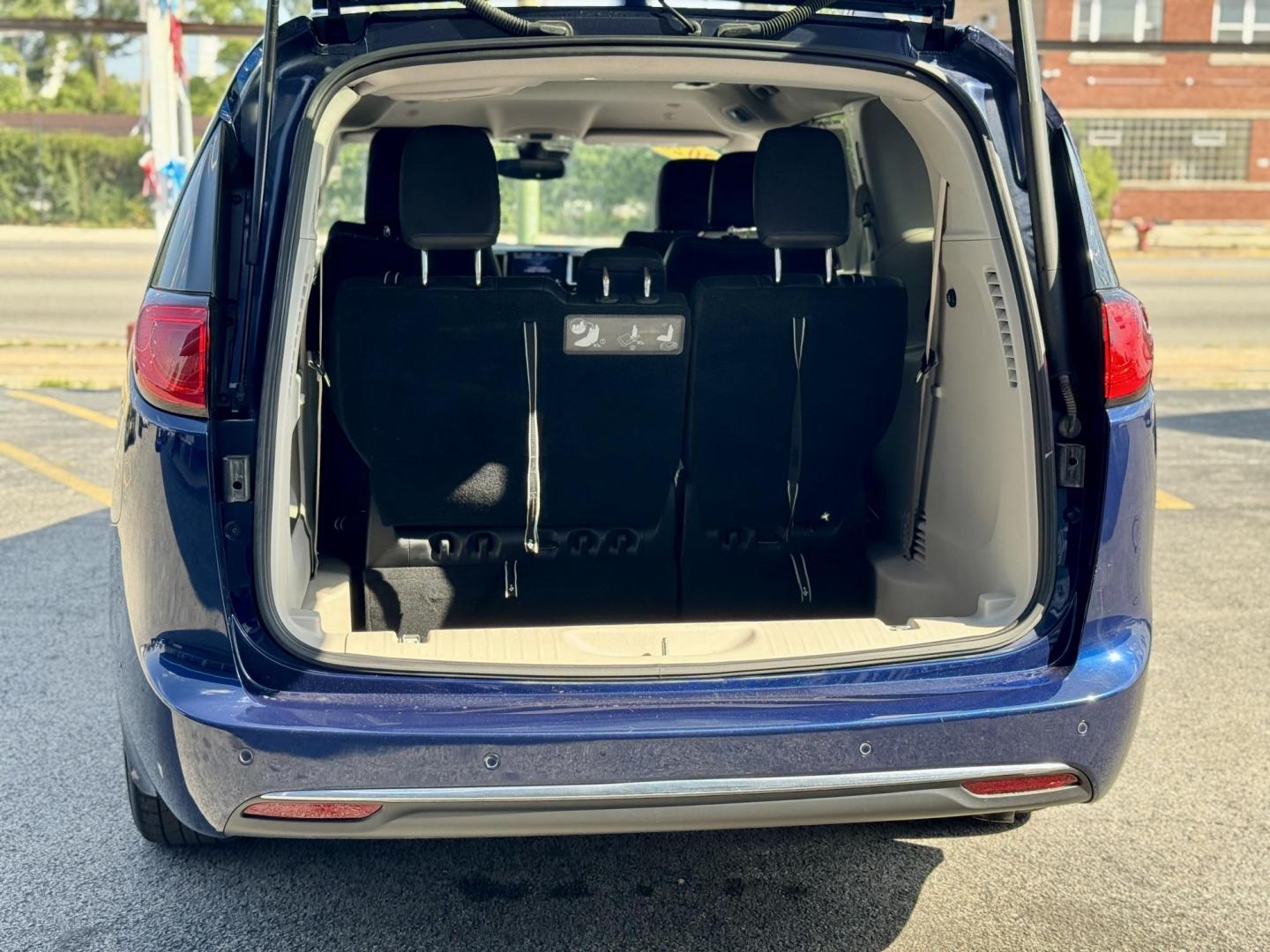 2020 BLUE Chrysler Pacifica Touring-L (2C4RC1BG1LR) with an 3.6L V6 DOHC 24V engine, 9A transmission, located at 7600 S Western Ave., Chicago, IL, 60620, (773) 918-3980, 0.000000, 0.000000 - Photo#4