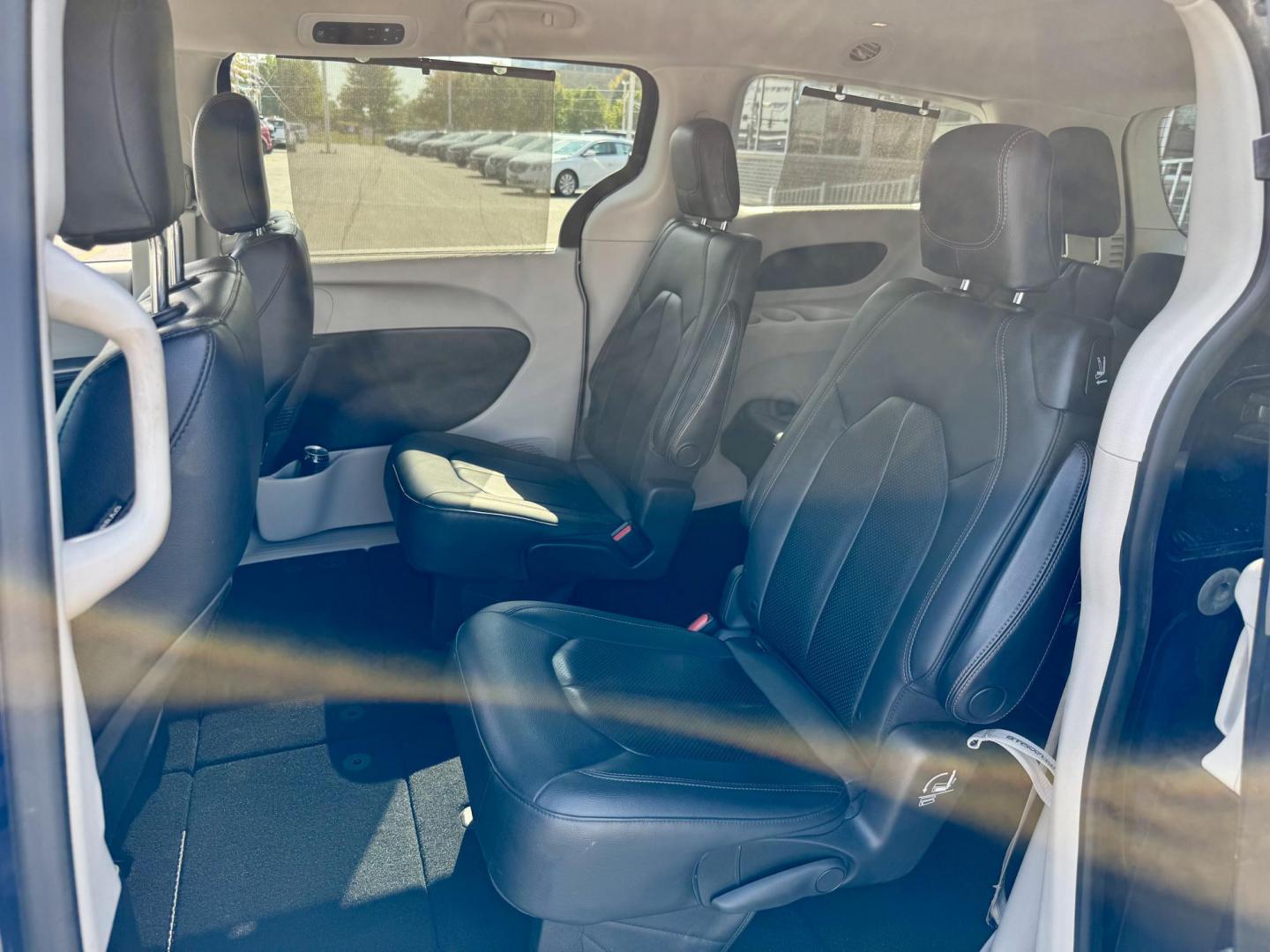 2020 BLUE Chrysler Pacifica Touring-L (2C4RC1BG1LR) with an 3.6L V6 DOHC 24V engine, 9A transmission, located at 7600 S Western Ave., Chicago, IL, 60620, (773) 918-3980, 0.000000, 0.000000 - Photo#10