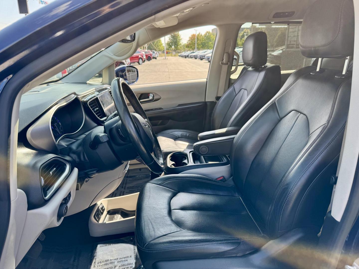 2020 BLUE Chrysler Pacifica Touring-L (2C4RC1BG1LR) with an 3.6L V6 DOHC 24V engine, 9A transmission, located at 7600 S Western Ave., Chicago, IL, 60620, (773) 918-3980, 0.000000, 0.000000 - Photo#7