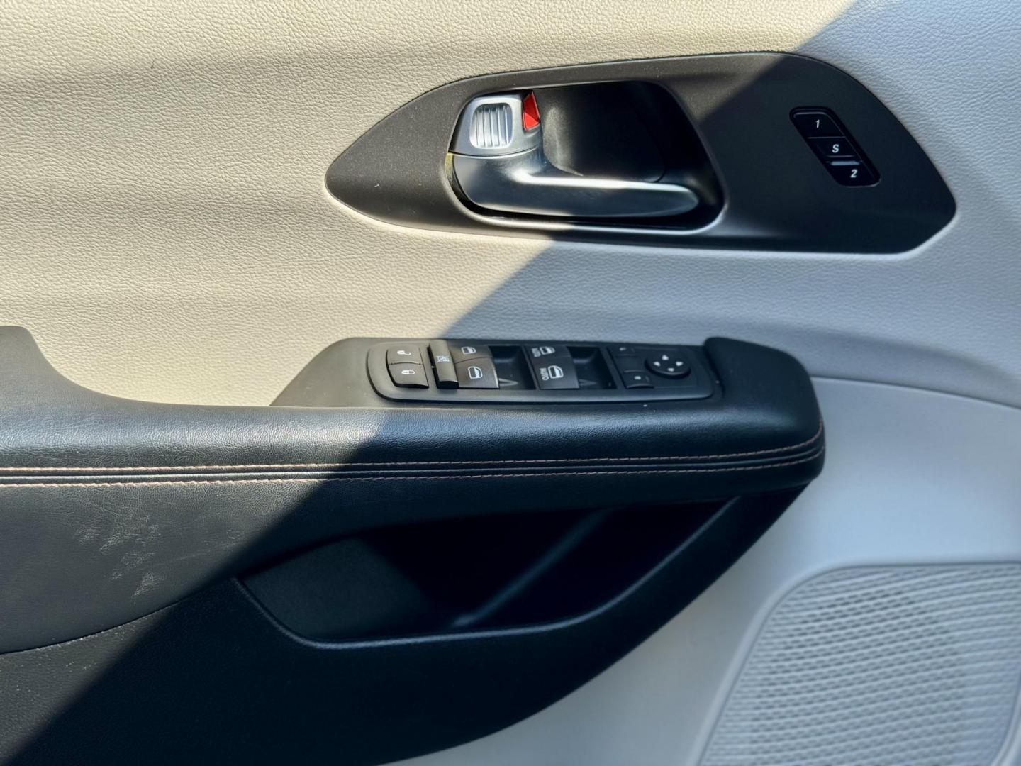 2020 BLUE Chrysler Pacifica Touring-L (2C4RC1BG1LR) with an 3.6L V6 DOHC 24V engine, 9A transmission, located at 7600 S Western Ave., Chicago, IL, 60620, (773) 918-3980, 0.000000, 0.000000 - Photo#15