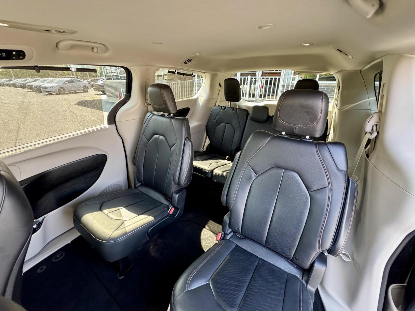 2020 BLUE Chrysler Pacifica Touring-L (2C4RC1BG1LR) with an 3.6L V6 DOHC 24V engine, 9A transmission, located at 7600 S Western Ave., Chicago, IL, 60620, (773) 918-3980, 0.000000, 0.000000 - Photo#11