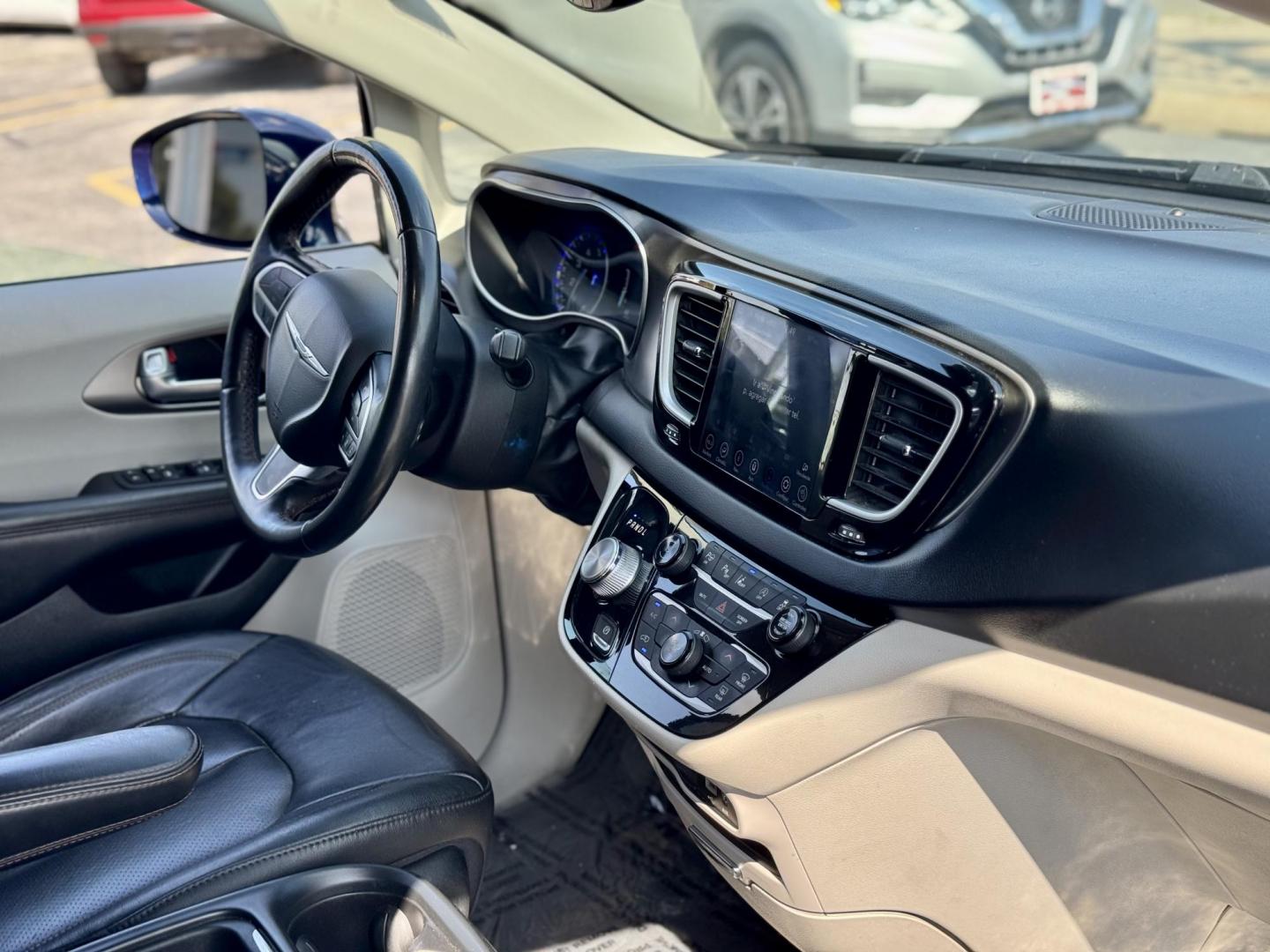 2020 BLUE Chrysler Pacifica Touring-L (2C4RC1BG1LR) with an 3.6L V6 DOHC 24V engine, 9A transmission, located at 7600 S Western Ave., Chicago, IL, 60620, (773) 918-3980, 0.000000, 0.000000 - Photo#8