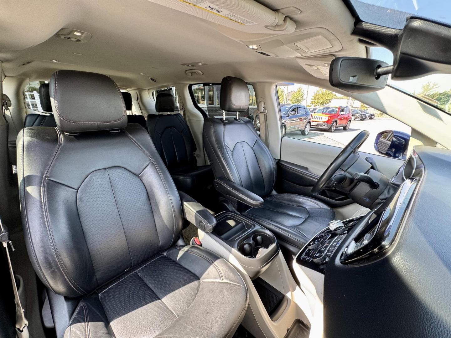 2020 BLUE Chrysler Pacifica Touring-L (2C4RC1BG1LR) with an 3.6L V6 DOHC 24V engine, 9A transmission, located at 7600 S Western Ave., Chicago, IL, 60620, (773) 918-3980, 0.000000, 0.000000 - Photo#9